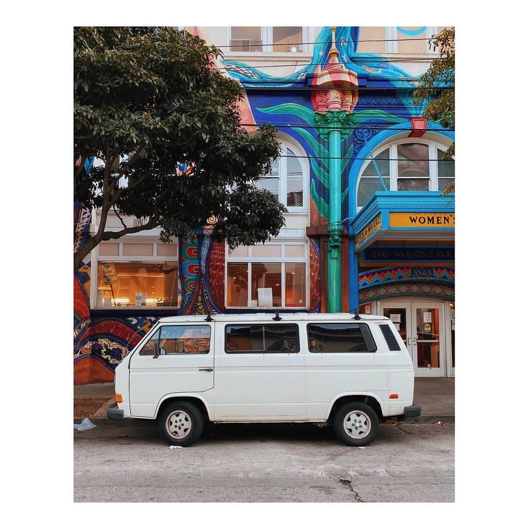 Melissa Santiagoのインスタグラム：「A van, a plan, a woman’s building #AutosOfTheMission #CarsNTrees」