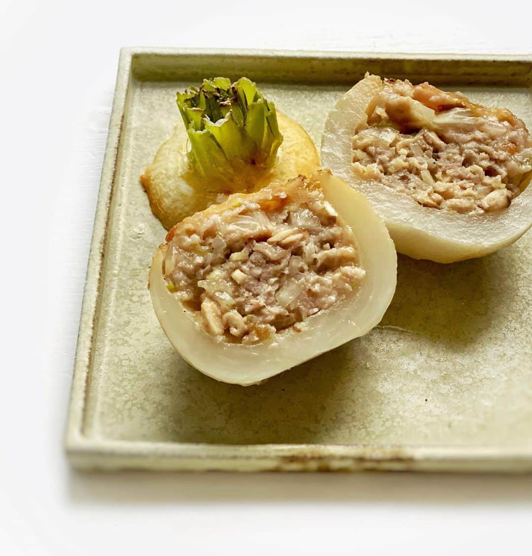 Chinamiさんのインスタグラム写真 - (ChinamiInstagram)「One of my fave menu is simmered in dashi broth, Japanese Turnips with green leaves ankake sauce is a winter comfort food that highlights of the season. It makes a delicious,  full of flavor and smiling.😊 #turnup #vegetables #japanesefood  昨日の夕食写真でこんにちは。 旬のかぶを使っていろいろ作ってみました。 どんなお料理を作ろうかな？と、しばらくかぶを眺めていたんです。形状そのものがコロンと可愛くて表情がとっても豊か。野菜ってほんと一つ一つが特徴的で個性が溢れていて楽しいな。かぶはとくに丸いし甘いしちょっとフルーツっぽいし。手のひらにのせてコロコロ転がせながらあれこれ想いを巡らせてるとそれだけで幸せ。 というわけで、ありがちですがメニューのひとつはくり抜いて詰め物に。とは言え、カットした"くし形"にも惹かれるので、こちらは葉の部分を少し残して8等分。ぽってりと優しい形。かぶは何をしても可愛いフォルムなのが1番の魅力か？なんてひとりキッチンでニッコリ(あぶない笑) 8等分にしたくし形ちゃんは、きのこでとったダシをベースに調味して、仕上げに生姜とコリアンダーパウダーを効かせてあんかけにしました。 そうそう、あと、写真にはありませんが、ひょうたん型の千枚漬けも作りました。こちら商品にしたいくらい可愛くておいしかったです😂🔨 以上です。ではではみなさん、引き続き楽しい日曜日を〜♪」1月19日 14時04分 - chinamiphoto