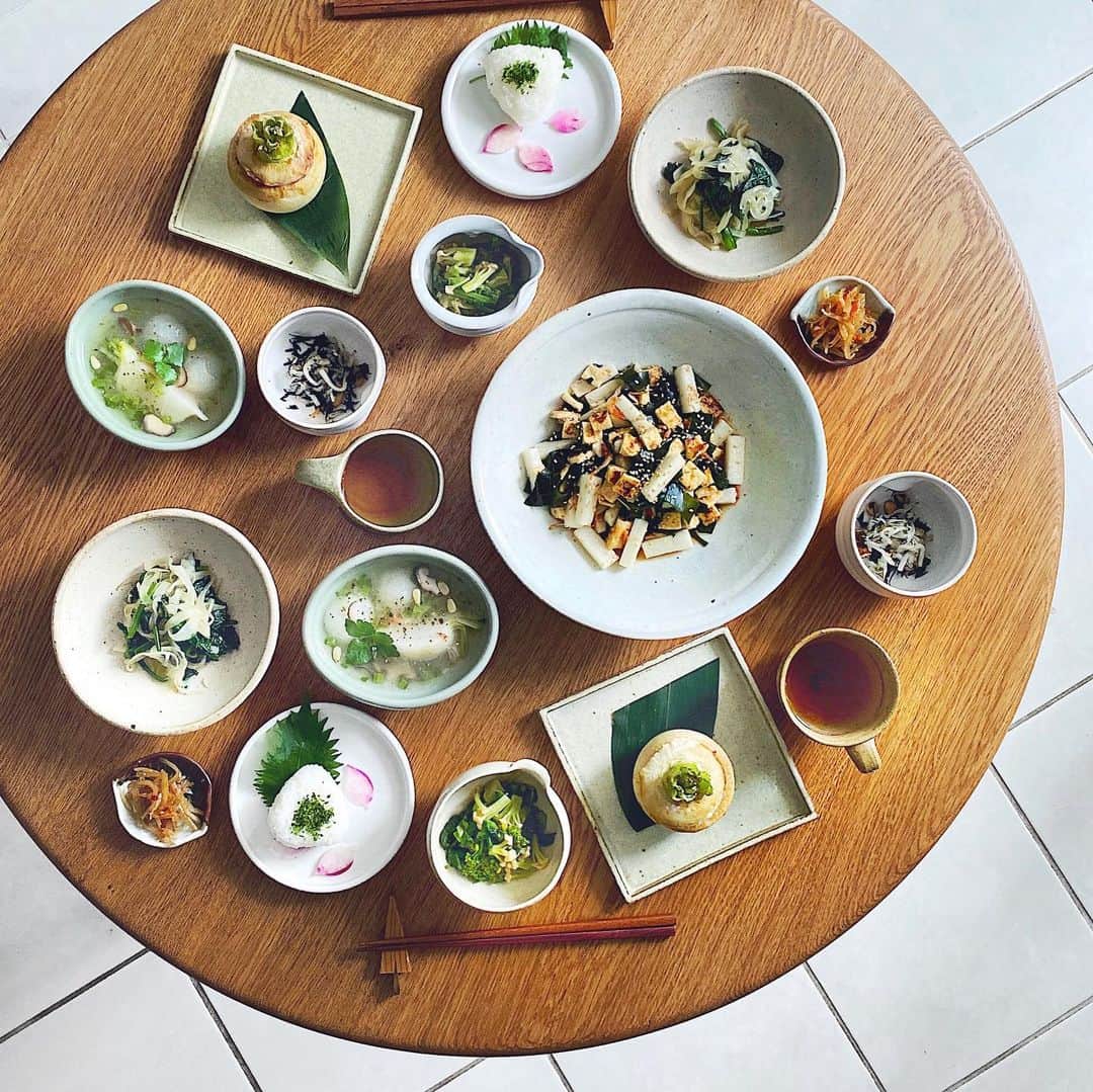 Chinamiさんのインスタグラム写真 - (ChinamiInstagram)「One of my fave menu is simmered in dashi broth, Japanese Turnips with green leaves ankake sauce is a winter comfort food that highlights of the season. It makes a delicious,  full of flavor and smiling.😊 #turnup #vegetables #japanesefood  昨日の夕食写真でこんにちは。 旬のかぶを使っていろいろ作ってみました。 どんなお料理を作ろうかな？と、しばらくかぶを眺めていたんです。形状そのものがコロンと可愛くて表情がとっても豊か。野菜ってほんと一つ一つが特徴的で個性が溢れていて楽しいな。かぶはとくに丸いし甘いしちょっとフルーツっぽいし。手のひらにのせてコロコロ転がせながらあれこれ想いを巡らせてるとそれだけで幸せ。 というわけで、ありがちですがメニューのひとつはくり抜いて詰め物に。とは言え、カットした"くし形"にも惹かれるので、こちらは葉の部分を少し残して8等分。ぽってりと優しい形。かぶは何をしても可愛いフォルムなのが1番の魅力か？なんてひとりキッチンでニッコリ(あぶない笑) 8等分にしたくし形ちゃんは、きのこでとったダシをベースに調味して、仕上げに生姜とコリアンダーパウダーを効かせてあんかけにしました。 そうそう、あと、写真にはありませんが、ひょうたん型の千枚漬けも作りました。こちら商品にしたいくらい可愛くておいしかったです😂🔨 以上です。ではではみなさん、引き続き楽しい日曜日を〜♪」1月19日 14時04分 - chinamiphoto