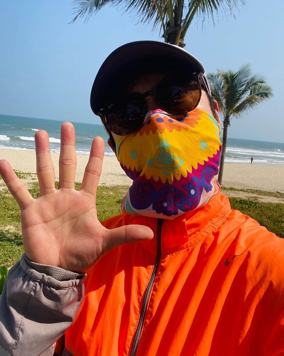 イ・キョンのインスタグラム：「It's getting hot again 🇻🇳🇻🇳 #이켠」