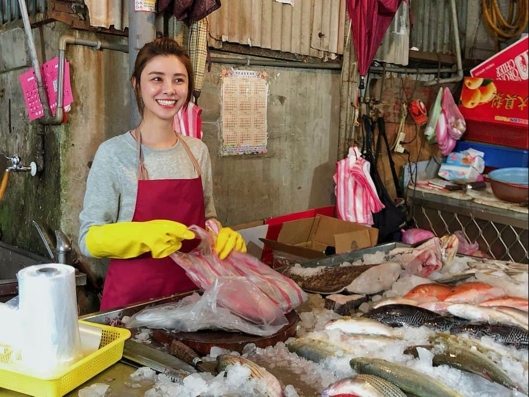 宇珊さんのインスタグラム写真 - (宇珊Instagram)「來市場賣魚賺點過年發紅包的補貼 身兼多職人生容易嗎😂 / #姊妹們追吧 #方宇婷 #拍戲日常」1月19日 14時13分 - shanliu0608