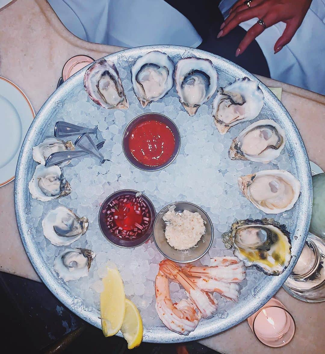 ヴァネッサ・ハジェンズさんのインスタグラム写真 - (ヴァネッサ・ハジェンズInstagram)「Absinthe and oyster Hunnay. The way to my heart. Aside from pasta and wine lol」1月19日 14時14分 - vanessahudgens