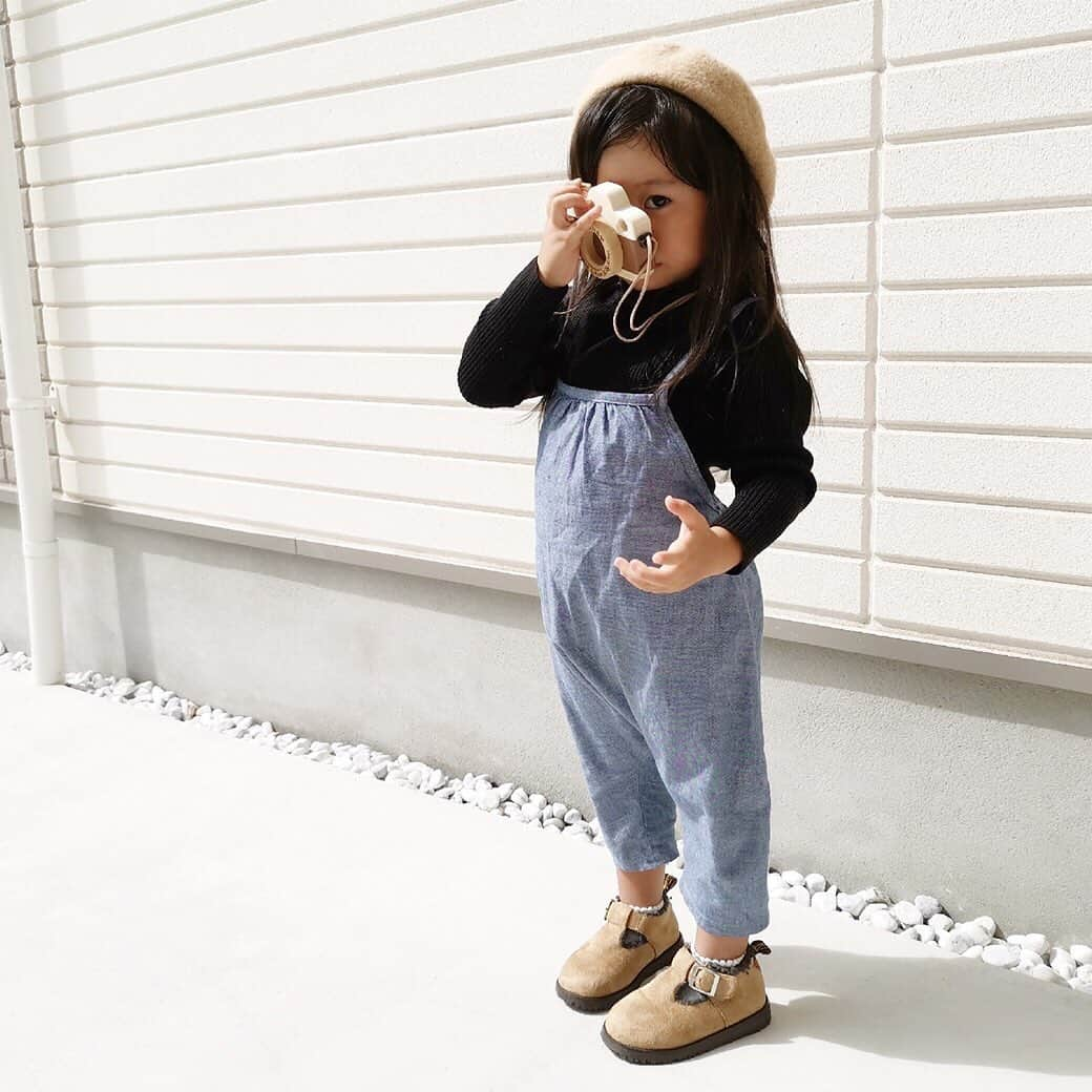 かわいいベビー服・子供服Babychuさんのインスタグラム写真 - (かわいいベビー服・子供服BabychuInstagram)「【着せるだけでオシャレ見え😍サルエルサロペット】 . 男の子にも女の子にも👍きょうだいお揃い、男女お揃いでも大人気👑 . べびちゅでしか買えない❣️ オリジナル🌈サルエルサロペット/ダンガリーネイビー🌈 . ぷっくりとしたおしりのシルエットがたまらない😍 着せるだけでオシャレになれちゃうサロペット✨ . パパ&ママも大好き「ダンガリーネイビー」👖 家族でリンクしやすいカラーがGOOD😽 . サルエルサロペットがまだ履けない女の子ベビーなら、同じカラーのダンガリーネイビーのフリルパンツでリンクコーデすると可愛いんです💕 . 数量わずかにつき、今すぐGETしてくださいねっ💨💨💨 . . プロフィール欄のURLから、べびちゅHPへGO💨 . . #べびちゅオリジナル #ループス #loops #ループスコーデ #サロペット #サルエル #べびちゅサロペ #べびちゅ #babychu #ig_kidsphoto #ig_babyphoto #かわいい #子供服 #ベビー服 #親バカ部 #女の子 #男の子 #娘 #息子 #赤ちゃん #ベビーコーデ #キッズコーデ #ベビーファッション #キッズファッション #出産祝い #baby #babychujp」1月19日 14時15分 - babychu2014