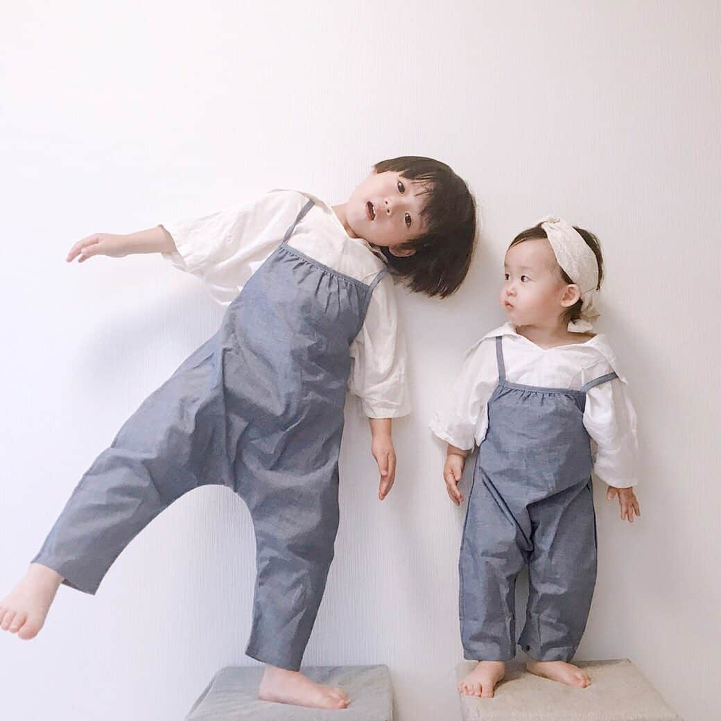 かわいいベビー服・子供服Babychuさんのインスタグラム写真 - (かわいいベビー服・子供服BabychuInstagram)「【着せるだけでオシャレ見え😍サルエルサロペット】 . 男の子にも女の子にも👍きょうだいお揃い、男女お揃いでも大人気👑 . べびちゅでしか買えない❣️ オリジナル🌈サルエルサロペット/ダンガリーネイビー🌈 . ぷっくりとしたおしりのシルエットがたまらない😍 着せるだけでオシャレになれちゃうサロペット✨ . パパ&ママも大好き「ダンガリーネイビー」👖 家族でリンクしやすいカラーがGOOD😽 . サルエルサロペットがまだ履けない女の子ベビーなら、同じカラーのダンガリーネイビーのフリルパンツでリンクコーデすると可愛いんです💕 . 数量わずかにつき、今すぐGETしてくださいねっ💨💨💨 . . プロフィール欄のURLから、べびちゅHPへGO💨 . . #べびちゅオリジナル #ループス #loops #ループスコーデ #サロペット #サルエル #べびちゅサロペ #べびちゅ #babychu #ig_kidsphoto #ig_babyphoto #かわいい #子供服 #ベビー服 #親バカ部 #女の子 #男の子 #娘 #息子 #赤ちゃん #ベビーコーデ #キッズコーデ #ベビーファッション #キッズファッション #出産祝い #baby #babychujp」1月19日 14時15分 - babychu2014