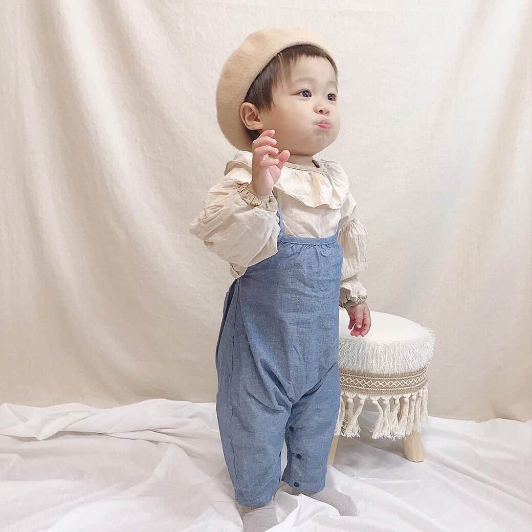 かわいいベビー服・子供服Babychuさんのインスタグラム写真 - (かわいいベビー服・子供服BabychuInstagram)「【着せるだけでオシャレ見え😍サルエルサロペット】 . 男の子にも女の子にも👍きょうだいお揃い、男女お揃いでも大人気👑 . べびちゅでしか買えない❣️ オリジナル🌈サルエルサロペット/ダンガリーネイビー🌈 . ぷっくりとしたおしりのシルエットがたまらない😍 着せるだけでオシャレになれちゃうサロペット✨ . パパ&ママも大好き「ダンガリーネイビー」👖 家族でリンクしやすいカラーがGOOD😽 . サルエルサロペットがまだ履けない女の子ベビーなら、同じカラーのダンガリーネイビーのフリルパンツでリンクコーデすると可愛いんです💕 . 数量わずかにつき、今すぐGETしてくださいねっ💨💨💨 . . プロフィール欄のURLから、べびちゅHPへGO💨 . . #べびちゅオリジナル #ループス #loops #ループスコーデ #サロペット #サルエル #べびちゅサロペ #べびちゅ #babychu #ig_kidsphoto #ig_babyphoto #かわいい #子供服 #ベビー服 #親バカ部 #女の子 #男の子 #娘 #息子 #赤ちゃん #ベビーコーデ #キッズコーデ #ベビーファッション #キッズファッション #出産祝い #baby #babychujp」1月19日 14時15分 - babychu2014