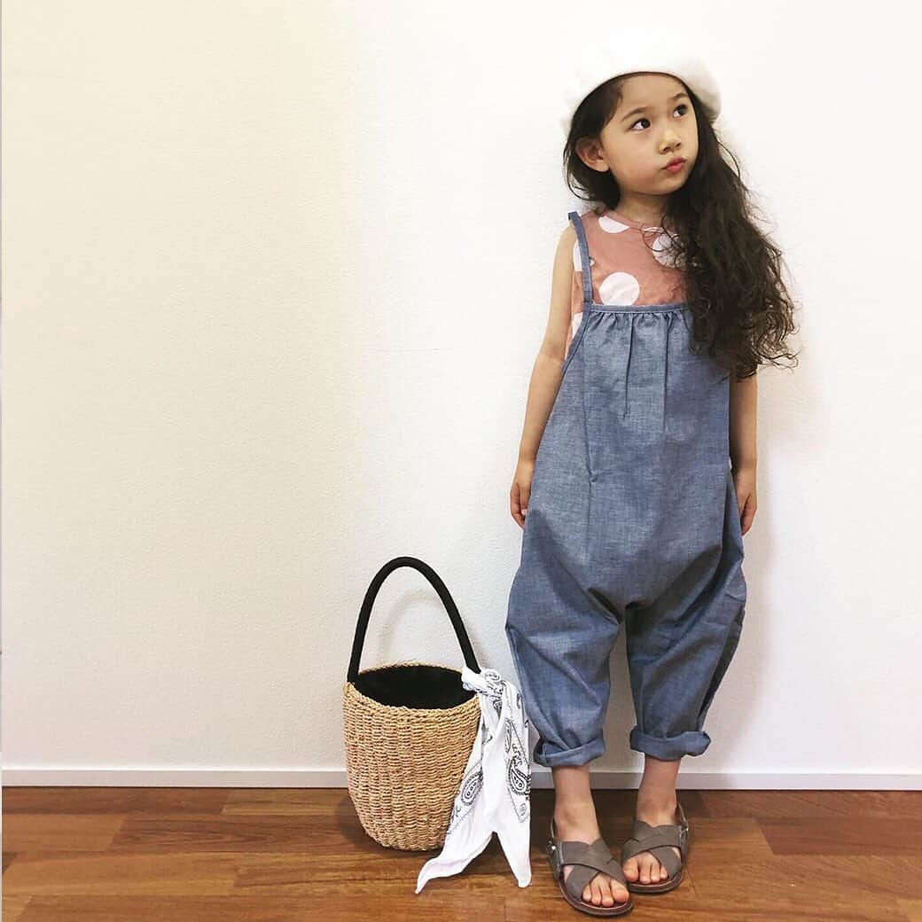 かわいいベビー服・子供服Babychuさんのインスタグラム写真 - (かわいいベビー服・子供服BabychuInstagram)「【着せるだけでオシャレ見え😍サルエルサロペット】 . 男の子にも女の子にも👍きょうだいお揃い、男女お揃いでも大人気👑 . べびちゅでしか買えない❣️ オリジナル🌈サルエルサロペット/ダンガリーネイビー🌈 . ぷっくりとしたおしりのシルエットがたまらない😍 着せるだけでオシャレになれちゃうサロペット✨ . パパ&ママも大好き「ダンガリーネイビー」👖 家族でリンクしやすいカラーがGOOD😽 . サルエルサロペットがまだ履けない女の子ベビーなら、同じカラーのダンガリーネイビーのフリルパンツでリンクコーデすると可愛いんです💕 . 数量わずかにつき、今すぐGETしてくださいねっ💨💨💨 . . プロフィール欄のURLから、べびちゅHPへGO💨 . . #べびちゅオリジナル #ループス #loops #ループスコーデ #サロペット #サルエル #べびちゅサロペ #べびちゅ #babychu #ig_kidsphoto #ig_babyphoto #かわいい #子供服 #ベビー服 #親バカ部 #女の子 #男の子 #娘 #息子 #赤ちゃん #ベビーコーデ #キッズコーデ #ベビーファッション #キッズファッション #出産祝い #baby #babychujp」1月19日 14時15分 - babychu2014