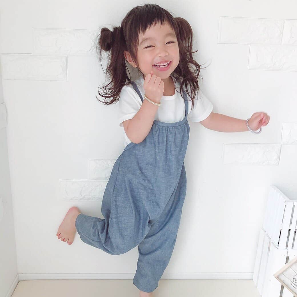 かわいいベビー服・子供服Babychuさんのインスタグラム写真 - (かわいいベビー服・子供服BabychuInstagram)「【着せるだけでオシャレ見え😍サルエルサロペット】 . 男の子にも女の子にも👍きょうだいお揃い、男女お揃いでも大人気👑 . べびちゅでしか買えない❣️ オリジナル🌈サルエルサロペット/ダンガリーネイビー🌈 . ぷっくりとしたおしりのシルエットがたまらない😍 着せるだけでオシャレになれちゃうサロペット✨ . パパ&ママも大好き「ダンガリーネイビー」👖 家族でリンクしやすいカラーがGOOD😽 . サルエルサロペットがまだ履けない女の子ベビーなら、同じカラーのダンガリーネイビーのフリルパンツでリンクコーデすると可愛いんです💕 . 数量わずかにつき、今すぐGETしてくださいねっ💨💨💨 . . プロフィール欄のURLから、べびちゅHPへGO💨 . . #べびちゅオリジナル #ループス #loops #ループスコーデ #サロペット #サルエル #べびちゅサロペ #べびちゅ #babychu #ig_kidsphoto #ig_babyphoto #かわいい #子供服 #ベビー服 #親バカ部 #女の子 #男の子 #娘 #息子 #赤ちゃん #ベビーコーデ #キッズコーデ #ベビーファッション #キッズファッション #出産祝い #baby #babychujp」1月19日 14時15分 - babychu2014