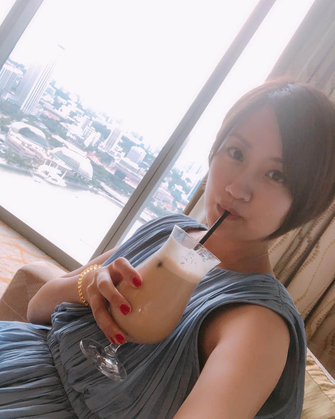 麻生夏子さんのインスタグラム写真 - (麻生夏子Instagram)「旅行行きたい…✈️ 髪伸ばしたい…🤤 、、、、 ほんとはラテじゃなくてビール飲みたい(本音)。」1月19日 14時26分 - natsukoaso0806