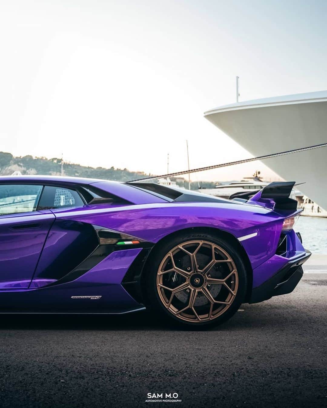 CARLiFESTYLEさんのインスタグラム写真 - (CARLiFESTYLEInstagram)「Purple Aventador SVJ 👍🏼or👎🏼? Photo by @samm.o | @marccars1 #carlifestyle」1月19日 14時30分 - carlifestyle