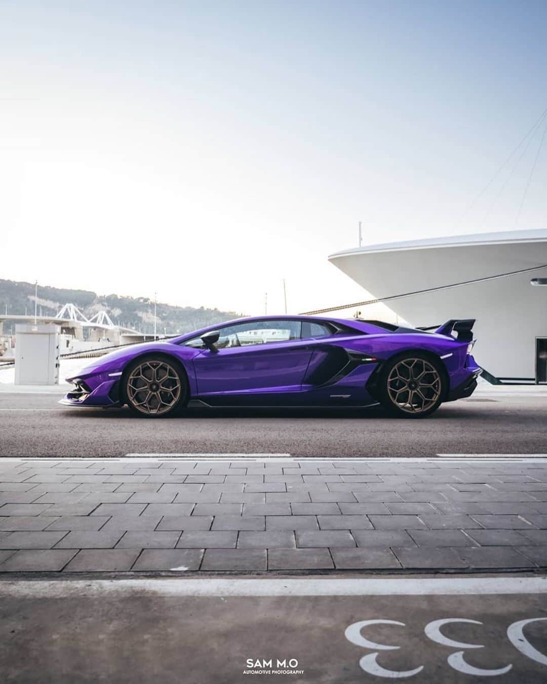 CARLiFESTYLEさんのインスタグラム写真 - (CARLiFESTYLEInstagram)「Purple Aventador SVJ 👍🏼or👎🏼? Photo by @samm.o | @marccars1 #carlifestyle」1月19日 14時30分 - carlifestyle