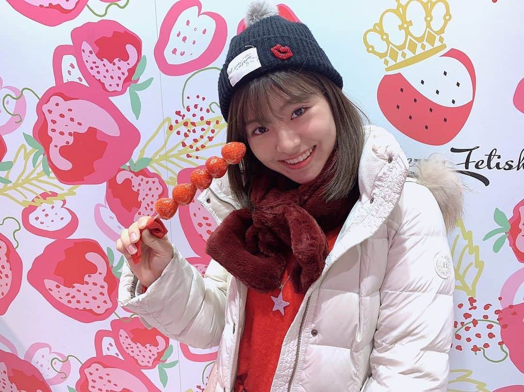 のインスタグラム：「いちご🍓  一番好きなのは 巨峰  でも昨日これを食べた時は いちごがいちばんすき！ って思いました😋  自分単純〜😇 まやとはんぶっこずつしたけど 小銭を持ってなくて 結局まやにご馳走されちゃいました。  まやにはいつも甘えちゃう🥺  20歳のプレゼント買わなきゃ なにがいいかなー🤪  テスト勉強 がんばりまーす😢  #いちご飴 #いちごあめ」