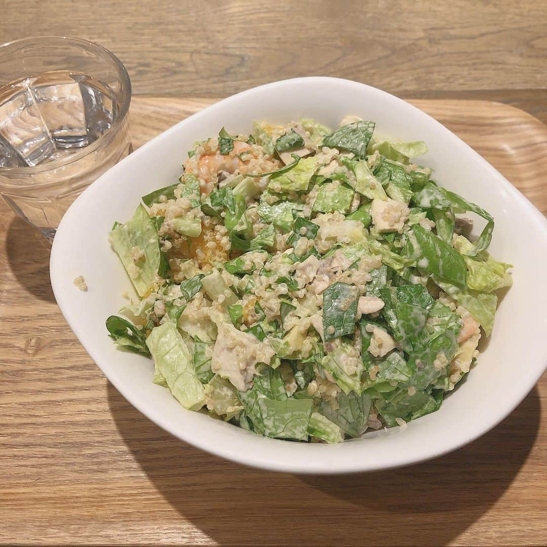 松村芽久未さんのインスタグラム写真 - (松村芽久未Instagram)「﻿  salad🥗﻿ ﻿ ﻿ ・キヌア﻿ ・アボカド﻿ ・オレンジ﻿ ・枝豆﻿ ・マッシュルーム﻿ ・海老﻿ ﻿ ﻿ むちゃくちゃ美味しかったししっかり﻿ お腹いっぱいになった♡♡また行きたい！！﻿ ﻿ ﻿ #salad #SaladStop #表参道 #表参道ランチ」1月19日 14時32分 - m.egu0626