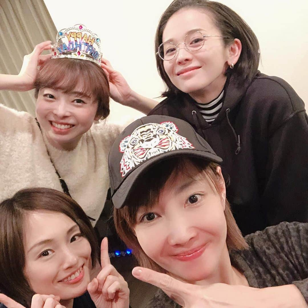 音花ゆりのインスタグラム：「. . 先日、大好きな方々にお誕生日のお祝いをして頂きました❤️ いつまでも大好きで尊敬できる、あったかい方々✨ 話がとめどなく…とめどなく……時間が足りなかった😭  #ピザパ　#お誕生日　#楽しかった #大好き❤」