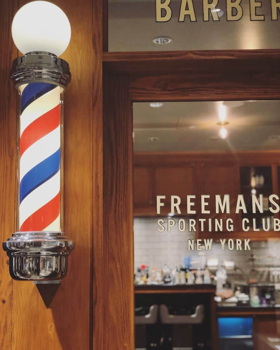 のインスタグラム：「FSC - DAIMARU SHINSAIBASHI BARBER💈  大丸心斎橋店のWEB予約が開始致しました。 HP BARBER RESERVATION よりご利用頂けます。 ※店舗間違いにご注意下さいませ。  #freemanssportingclub  #fscosaka #fscdaimarushinsaibashi  #barbershop #barber #mensgrooming #osaka #shinsaibashi #大丸心斎橋」