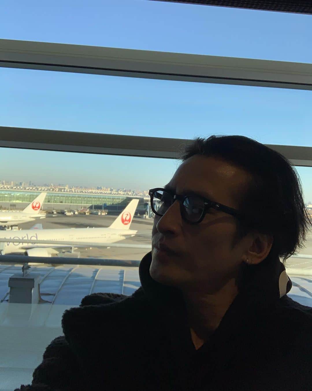 大沢樹生さんのインスタグラム写真 - (大沢樹生Instagram)「ん〜ん、行って参ります〜👏😅 #大沢樹生#羽田#空港#行ってきます」1月19日 14時55分 - osawa_mikio