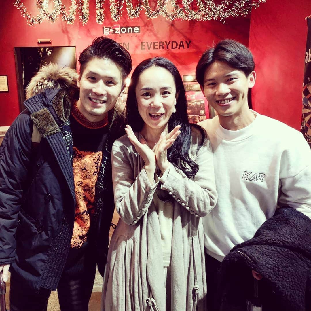 梅川壱ノ介（舞踊家）のインスタグラム：「河瀬直美監督、レスリーキーさんと ￣￣￣￣￣￣￣￣￣￣￣￣￣￣￣￣￣￣￣￣￣￣ 久しぶりにこんな多くで食事会でした。 たくさん話せて、楽しかったぁー！  話すって、やっぱりいいことだな。 普段が一人で稽古や作業が多いから、改めて思いました。  Thanks @lesliekeesuper @naomi.kawase  #河瀬直美 #レスリーキー  #梅川壱ノ介  #二つ目の窓」