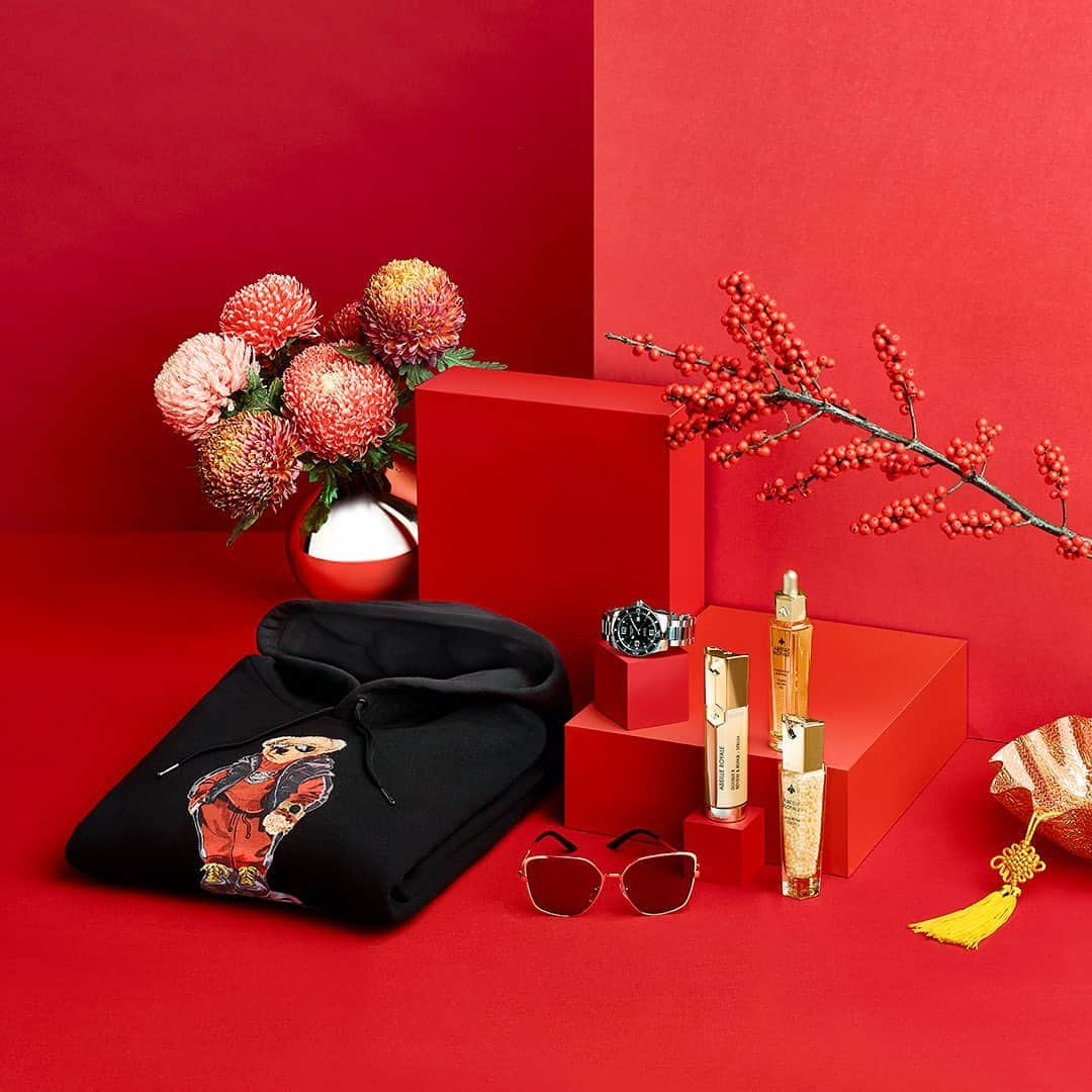 DFS & T Galleriaさんのインスタグラム写真 - (DFS & T GalleriaInstagram)「From beauty sets to backpacks and sunglasses, gift yourself must-have travel accessories for your upcoming holiday.  #TGalleria #ShopDutyFree」1月19日 15時03分 - dfsofficial