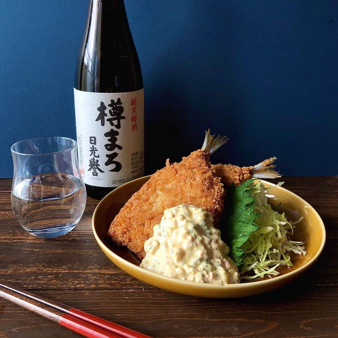 小鳥遊しほのインスタグラム：「我ながら良い卓上🍶おうちで日本酒と料理のペアリングを楽しむ図×2種。我ながら旨そう。我ながら旨かった。えへ . 日本酒が定期的に届くサービスsaketakuさんから届いた「樽まろ」と「鳴門鯛」、それぞれペアリングについてこう(4枚目画像)書いてあったのでそれを参考にしたよー！ . ■樽まろは「味わいに酸とボリュームを→アジフライにタルタルソースetc.」ということでそのとおりに！タルタルソースも自家製。 大葉と柚子の効いた和風タルタルソースにしたよーん！！🍤 . ■鳴門鯛は「杉の味わいが強いので料理の香りは穏やかに」ということでタコとアボカドのあっさりカルパッチョ。🥑 あと今回一緒に届いたおつまみ「子持ちししゃも油漬」も！ . アンバサダーを務めるsaketakuさん。とてもよいです。日本酒が好きな方、興味はあるけどあまり詳しくない方、ぜひ覗いてみてくださいな🍶☺ ️👉 @saketaku_official 👈 . . #saketaku #sake #日本酒 #グルメ #宅飲み #お酒 #家飲み  https://bit.ly/358p4KU」