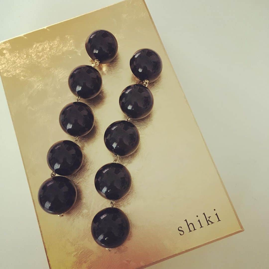 azumiのインスタグラム：「こっしーからshikiのイヤリング お誕生日プレゼントで貰ったー😆 誕生日8月だけどー ありがとう💕 #shiki  #こしじまとしこ  #capsule  #そろそろあなたが誕生日」