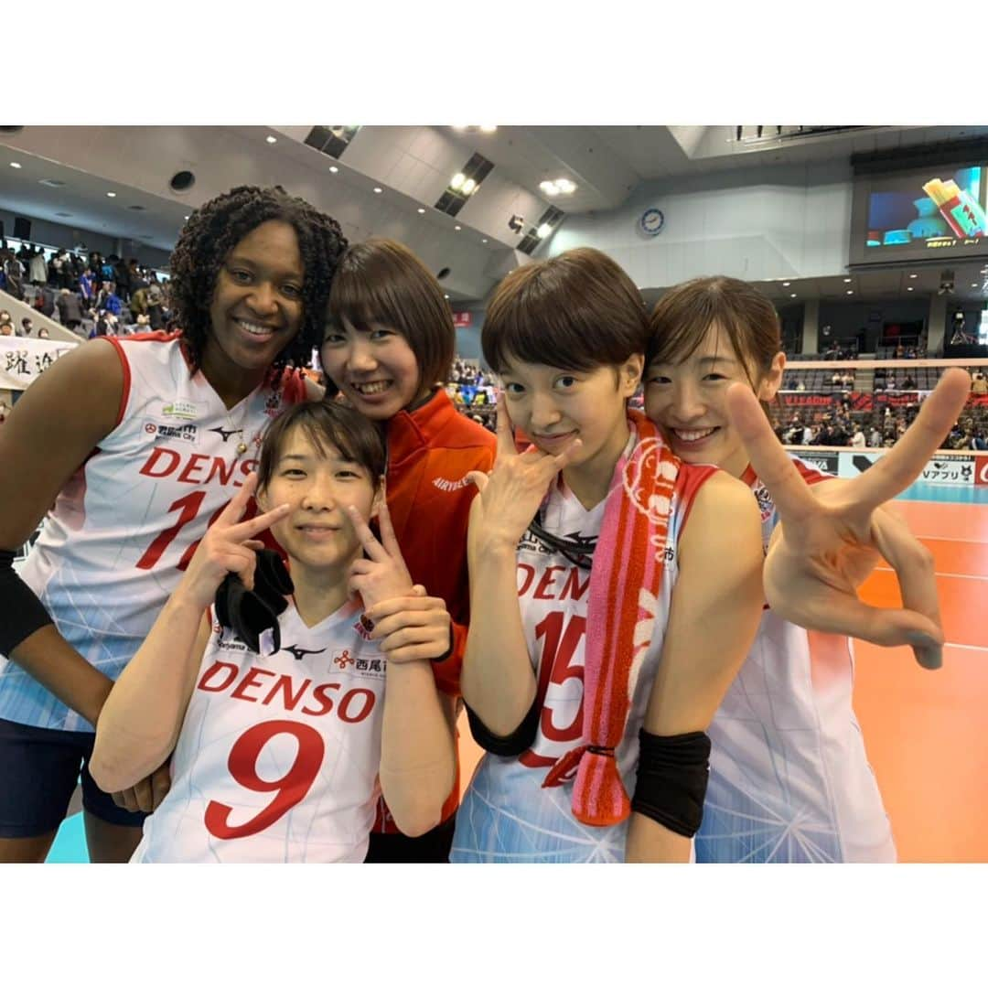 早坂梢依さんのインスタグラム写真 - (早坂梢依Instagram)「. 船橋大会、2連勝で来週のセミファイナル出場確定しました🤩 . たくさんの熱い応援本当にありがとうございました！ . 来週は代々木体育館での試合です！ 春高ぶりだ〜楽しみ♩ . あと2試合。このメンバーで出来ること、セミファイナルに進めることに感謝し、チーム全員で頑張ります！💪 . みなさんの応援は本当に力になります！ あと2試合も私達に力ください💓 . #Vリーグはバレーだよ #densoairybees #デンソーエアリービーズ #volleyball」1月19日 14時59分 - kozue_hayasaka