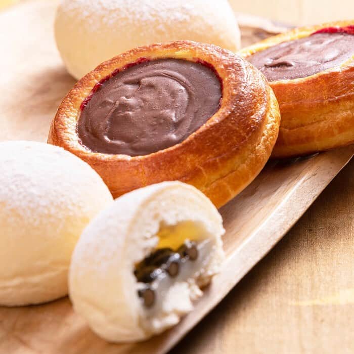 ホテルオークラ福岡さんのインスタグラム写真 - (ホテルオークラ福岡Instagram)「ペストリーブティックの限定商品。 ビターなコーヒームース「カフェ・モンテ」と、はちみつがほんのり香る濃厚なチーズケーキ「ミエル・フロマージュ」は2月までの限定販売です。 2月は、チョコレートとラズベリーの絶妙な組み合わせのブリオッシュパンが登場します。黒豆ミルクパンは今月末まで。ペストリーブティックでは、ケーキやパンのほか、ワインや焼き菓子ギフトなどいろいろな商品を取り揃えております。ぜひお立ち寄りください。  カフェ・モンテ　480円 ミエル・フロマージュ　550円 黒豆ミルクパン　350円 ショコラブリオッシュ　400円 ※税込み  #ペストリーブティック #焼き菓子詰め合わせ #ギフト #新作パン #博多ドラフト #はちみつ #チーズケーキ #マカロン #バレンタイン #ワイン #ホテルオークラ福岡 #hotelokurafukuoka #pastryboutique #中洲川端 #博多リバレイン」1月19日 15時08分 - hotelokura_fukuoka