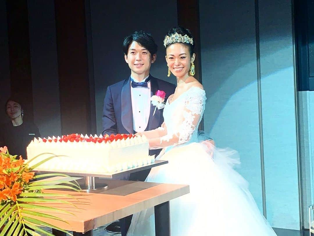 並川花連さんのインスタグラム写真 - (並川花連Instagram)「20.01.18 . 大好きな大切な晏奈の結婚式でした。💍❤️ . JUNON Girls Contestで出会った頃は まだ高校生。 上京した18歳の頃は 晏奈がいたから安心して 寂しい思いもせず上京できました。😢 2つ上のお姉ちゃんみたいな存在だけど… 一緒にぱっぱらぱーしたり ゲラゲラ笑ったり そんな時間がいつもいつもしあわせで。 . 2人でランチしていた去年 かれんあのね、結婚するよ って言われたときのことは 一生忘れないと思うし そこから本当に昨日まで 一瞬だったなあと。 ↑書いてるだけで泣きそうになってる今…😭 . 挙式から披露宴、二次会まで 本当に胸がいっぱいな１日でした。🥺❤️😭 . こんなに美しいプリンセス みたことないくらい 世界一の花嫁さんで ちゅーたさん(旦那様)のあんなを想う気持ちに また胸が熱くなり。👸🏻🤴🏻💓 . 一生思い出に残る１日になりました。❤️ . 晏奈、本当に本当におめでとう。❤️😭❤️ . . . ブーケトス💐受け取ってしまったのです😳💐 かれんもいつかは…結婚できるかなあ…👸🏻🤴🏻☺️」1月19日 15時09分 - kareurn