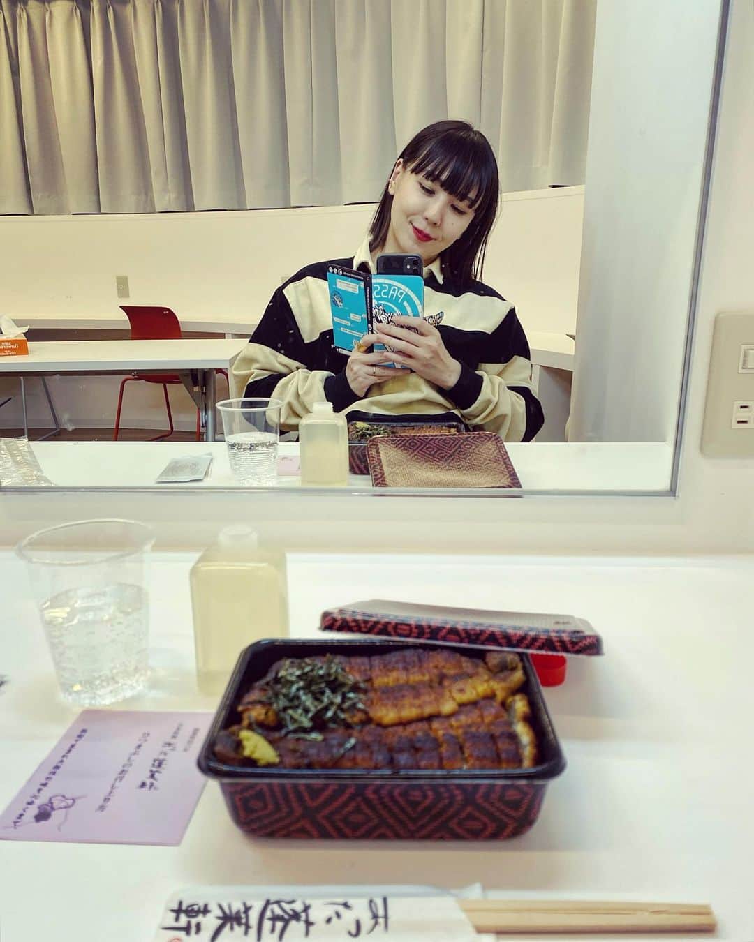 土岐麻子さんのインスタグラム写真 - (土岐麻子Instagram)「終演後、握手会を終えた楽屋にて一人ひつま打ち上げ。 メンバー達は数本前の新幹線で東京へ。 名古屋、とっても楽しかったな！！！ ありがとうございました！！」1月19日 20時44分 - tokiasako