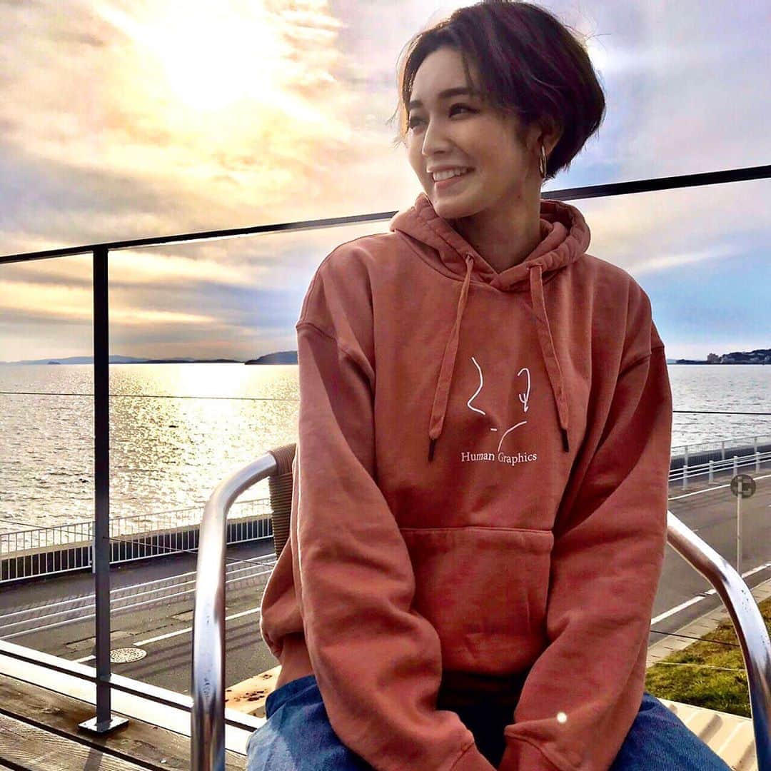 富久美玲のインスタグラム：「_ . 🆕 . サーモンピンクのパーカー✨ . 普段ピンク着ないけど、この色味に 一目惚れしてしまいました🥺🥺！ . @human_graphics  ▷Mサイズ .  #私服#身長152cm#mireistylecode#ootd#トップス#パーカー#humangraphics」