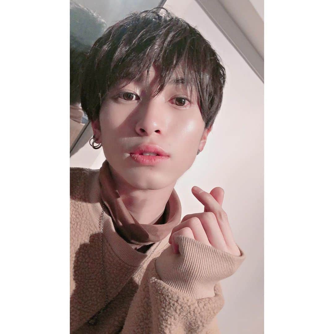 岡田鷹斗のインスタグラム：「この2日間の自撮り☆ ・ ・ ・ 新しくアイライナーとハイライトを 取り入れてみました☆  #NEVAGIVEUP #ネバギブ #メイク男子　#イケメン　#ダンスボーカル　#イケメン　#フォローしてね #アイドル　#Rap #色んな人に顔は中の下と言われます。」