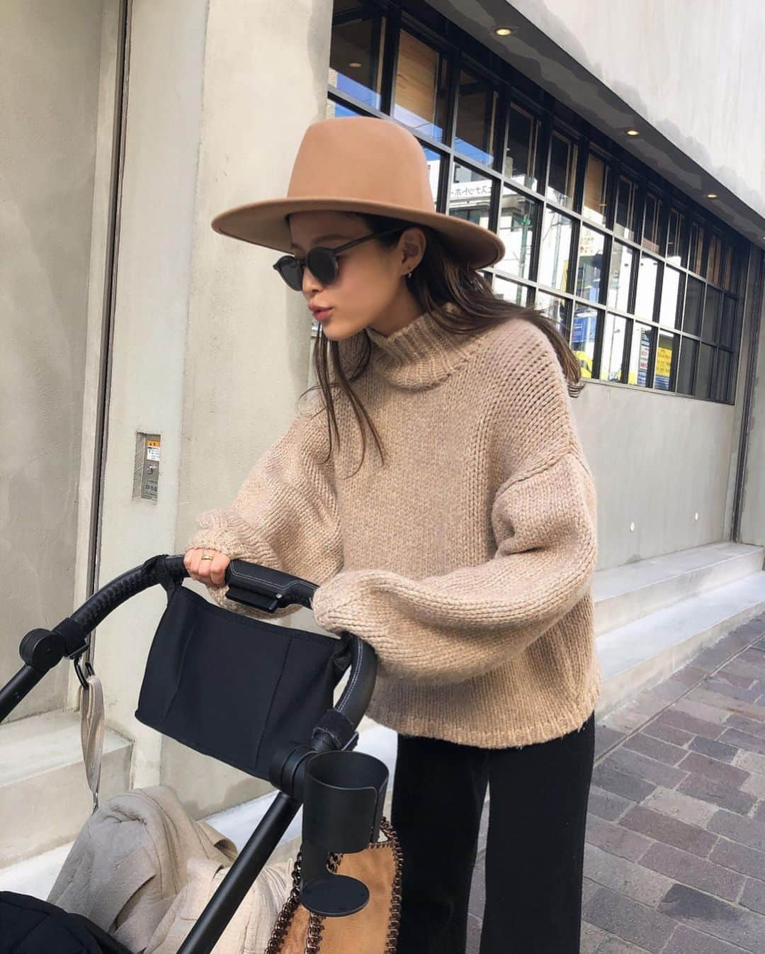 佐野真依子さんのインスタグラム写真 - (佐野真依子Instagram)「今季1番お気に入りのニット🧶 Moth Color Knit♡ お気に入りの完璧かわいい 手編みタートルネック🧶 MIXカラーと 袖のボリュームが超かわいい♡ 完璧に好きなシルエット♡ 高すぎないスタンド襟よくて まったくチクチクしなくて かわいくて着やすいから こればっかり着ちゃう🧶！！ こちらはBEIGEカラーです🧶 @trunc88_official  #trunc88」1月19日 15時14分 - sanomaisanomai