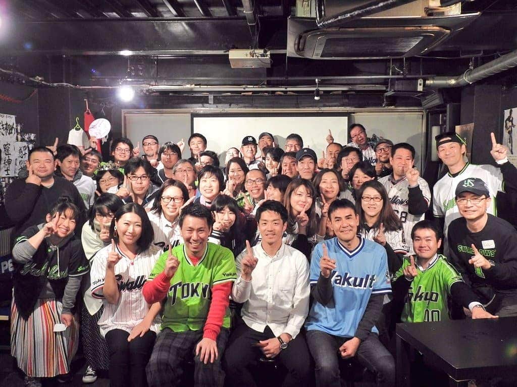 山本祐香のインスタグラム：「#スワいち ミーティング2020初春  ご参加くださったみなさん、ありがとうございました‼️ 初参加の方もたくさんいて、嬉しかったです🎵 「 #燕軍戦記 」著者でスワローズを取材しているライターの #菊田康彦 さん  昨年選手を引退されてスワローズの新米広報として奮闘されている #三輪正義 さん  がゲストに来てくださり、面白いお話をたくさん聴かせてくださいました。  恒例のお宝紹介では、菊田さんの奇跡のNo.55や、三輪さんのグローブ(そのグローブと我が家の関係の秘密付き笑笑)も紹介いただき、参加者のみなさんのお宝も面白いものがたくさんありましたね✨  クイズもWi-Fi問題でなかなか始まらなかったとはいえ😂、始まってしまえばまさかの序盤三輪さん独走で盛り上がりましたねー！笑笑  スワローズクイズ王は、またもスワいち！クイズ王にはなれず笑笑 うほこさん、優勝おめでとうございます✨  ちなみに、私は41人中5位とまずまずの結果でした( *´艸｀) 3位までには、番組からとまさかのヤクルト球団からも賞品がありました！ ありがとうございます😆  いやー、本当に笑いましたね！ いい2020年の始まりとなったのではないでしょうか✨  菊田さん、三輪さん、ビーフラットのみなさん、スワいち！を支えてくれているスタッフのみなさん、そして参加してくれたスワローズファンのみなさん、ありがとうございました😊  今年もスワいち！をよろしくお願いします‼️ あ、そういえば参加者のジャンさんが #廣岡大志 選手のご実家 #廣岡精肉店 の #コロッケ を差し入れてくれました。  前回も差し入れてくれたのに食べられなかったので、今回が初だったのですが…美味しすぎてびっくり！ 今までの人生で食べたコロッケで一番美味しかったです‼️ 2/20 21時の放送からは、 #YouTube になります！ 「笑福亭べ瓶&山本祐香のスワいち！」 チャンネル登録してね⬇️⬇️ https://www.youtube.com/channel/UCS-XLYsTU4JoxKMLyc8rqVg  #swallows #東京ヤクルトスワローズ #baseball #2020」