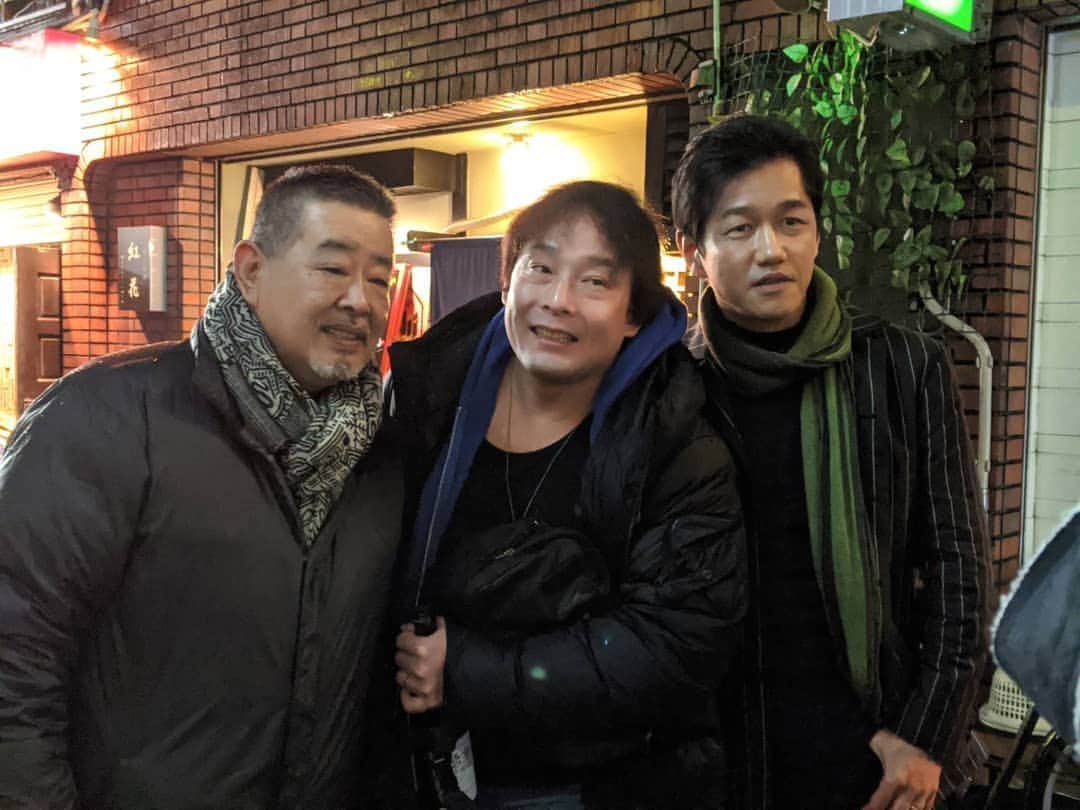 TAJIRIのインスタグラム：「昨夜は梶原一騎先生を偲ぶ会へ。会場は「男の星座」にも出てくる、先生が営んでいた蒲田の旧モンテクリスト。右が先生の息子さんの高森城先生。左はプロレススーパースター列伝の原田久仁信先生。真樹日佐志先生や平松伸二先生などもおられ大興奮の一夜であった…いまの世のなか梶原一騎が足りない。  #TAJIRI #梶原一騎 #プロレススーパースター列伝 #美学」