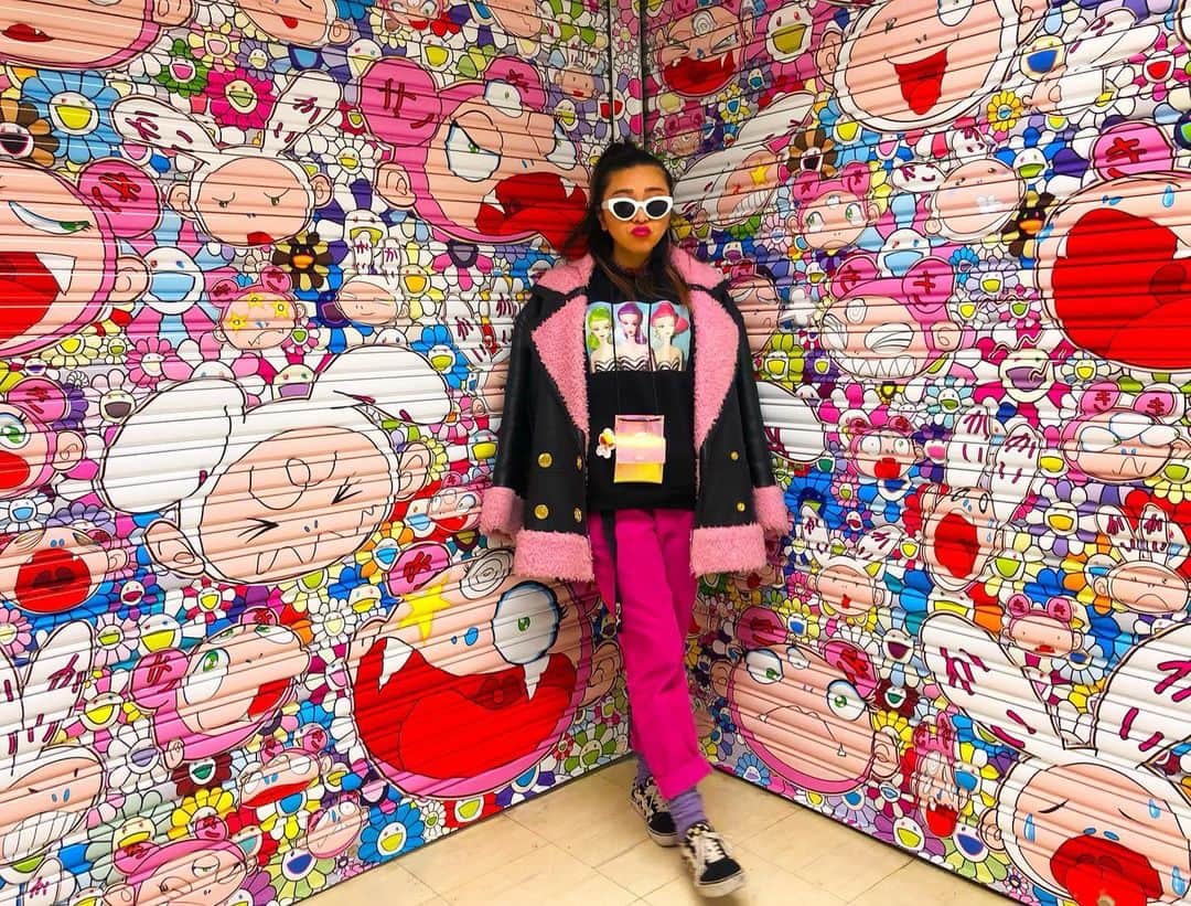 miniのインスタグラム：「kai kai kiki wOrLD🤪💓💜🌈 @murakami_archive  @tonari_no_zingaro  at Nakano broadWay 中野ブロードウェイにこの前行ってきたー🌞 Zingaroはお休みだったんだけど、色んなフィギュアSHOPやアメリカンなおもちゃ屋さん、古着屋もあって面白かった🗽 テクノブレイクってお店もあって、私のやってるブランド @minilbreak は、テクノブレイクとminiの造語なので、お店にハラハラドキドキした💜 テクノブレイクって気になる人は調べてみてね👅 帰りは @baskinrobbins で新フレーバー🧊スリーベリーフロマージュ💓💜💓 色味が可愛すぎて目で見て、味わって幸せ🤤💓💜 #ootd coat @kenzo × @hm  Tops&Bottom 古着 Belt @adidasy3  wallet @kenzo  shoes @vans  #nakano #nakanobroadway #kaikaikiki #kaikaikikiflower #takashimurakami #pink #pinkworld #barbie #テクノブレイク #みに服」