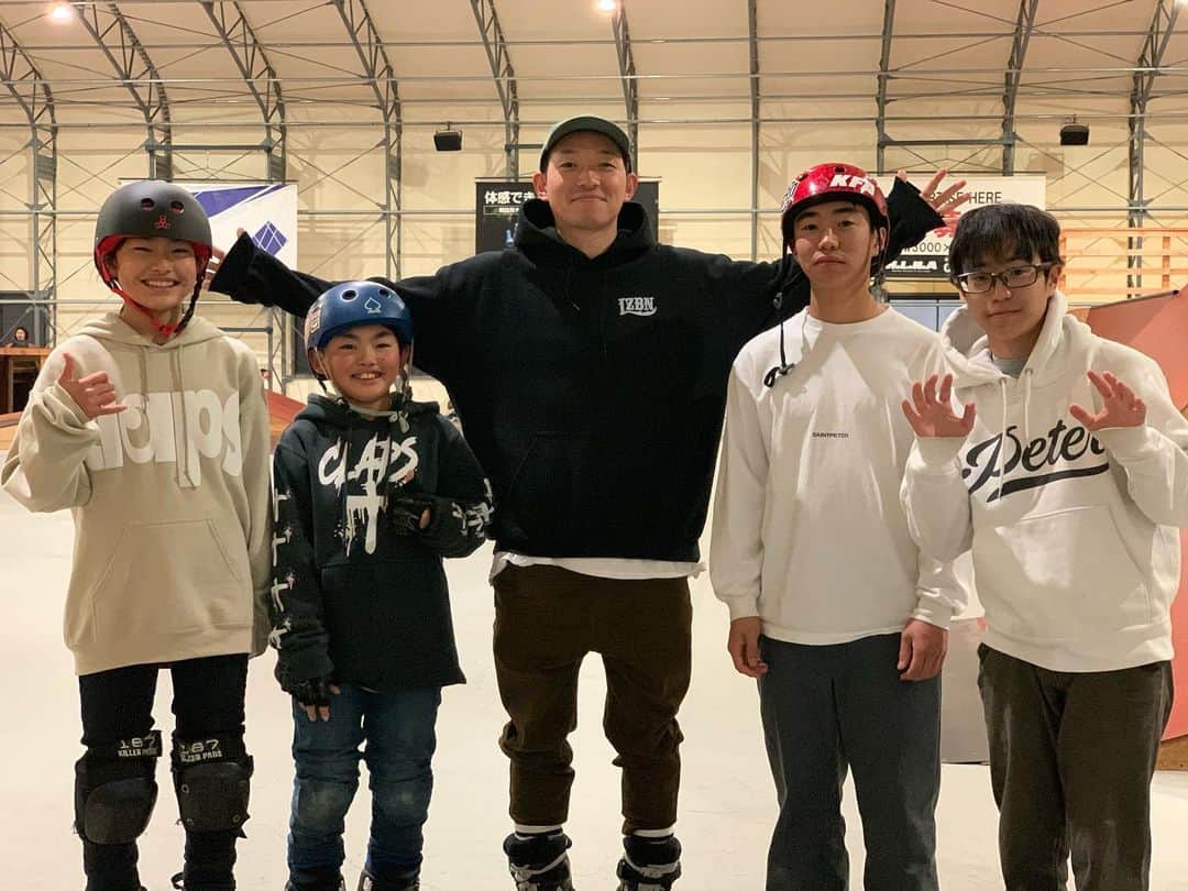 のインスタグラム：「Super expert lesson Vol.1 finished🙌 This lesson is one by one lesson. Everybody had good goals for this lesson! 昨日と今日は超上級者レッスンでした！ これは国内トップクラス、世界に向けて志を持って頑張っているスケーターに向けたレッスンです。 マンツーマン制なので本当に細かいところまで見てあげられる事ができるし、中長期的なビジョンで考えられるように伝える事もできて、やり甲斐がすごくありました。 皆が同じスタイル、同じ方向を見る必要もないのでこういうマンツーマンレッスンだと個の武器をもっと引き出してあげる事ができます。 スケートを通して自分の世界を大きくして、豊かな人生になるように、と根本で想っています。 @senaramp さん、ありがとうございました！ @kazunori507_iwama さん、お世話になりました！ 受講して下さった生徒の皆さん、次会う時には今回伝えたことを練習してパワーアップした姿が見られる事を楽しみにしています🔥 #lesson #超上級者レッスン #senaramp #higashishizuokaartsports #inlineskate #rollerblading #インラインスケート #ローラーブレード  #LZBN #takeshiyasutoko #安床武士」