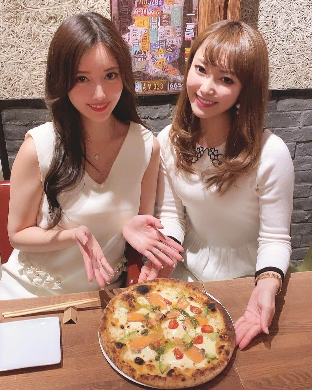 さわいえりさんのインスタグラム写真 - (さわいえりInstagram)「#さわえりグルメ  大好きなイタリアン 釜焼きピザが食べたくて北浜にある 《GARAGE 2》さんへ行ってきました💕  私の好物、サーモンとアボガドたっぷりの クリーミィなチーズたっぷりのピザ✨ 香ばしく少し甘いチーズで、いくらでも食べれちゃう！  お肉は、ラム肉を頂きました😋 柔らかくてお味がしっかりしていて、とっても美味🏅 口の中でほろほろ溶けちゃいます💓  その他のコースメニューも充実していて、 聞くところによるとシェフが本場の量を出していて 普通のイタリア料理店より品数も量も多いのだとか（笑）  お野菜もたくさんあって、女性にすごくおすすめ♬ ・ ・ ・ ・ ・ ・ ・ ・ ・ ・ ・ ・ #イタリアン#釜焼きピザ#GARAGE2#グルメ#食べスタグラム#中華料理#バル#グルメ好きな人と繋がりたい#グルメ女子#グルメスタグラム#ディナー#モデル#撮影モデル#インフルエンサー#飲茶#大阪グルメ#スイーツ#創作料理#パスタ#ラム肉#フォロワー募集中#フォローミー」1月19日 15時35分 - beauty_eri7