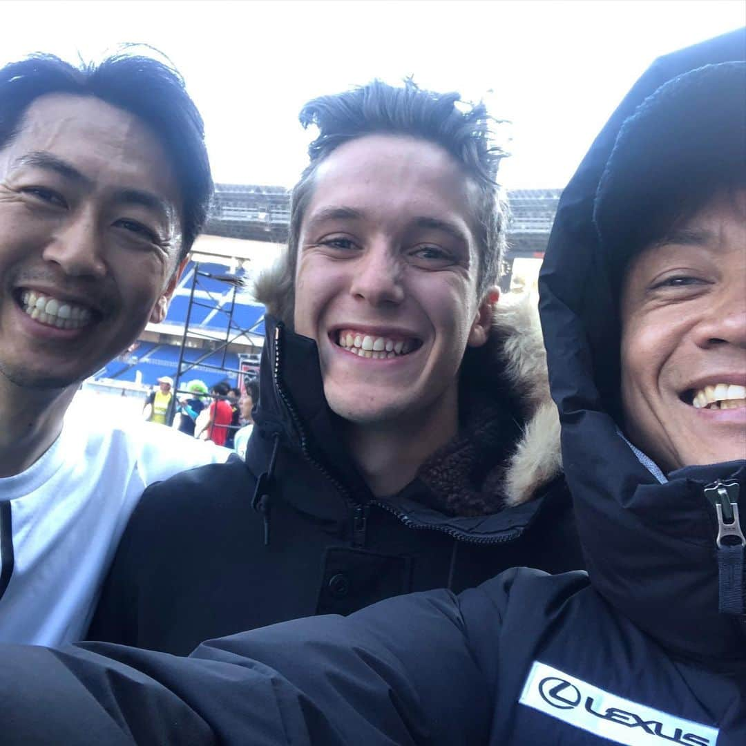 脇阪寿一さんのインスタグラム写真 - (脇阪寿一Instagram)「日産チームの監督が日産スタジアムで行われたイベントで、トヨタのドライバーを温かく迎え入れて下さいました。  更にオウルテックさんブースに場内放送を引き連れて来てくださる始末😅  日産スタジアムにトヨタのドライバーがすいません🙇って謝ったら「そんなの関係ない。皆んなで盛り上げる！」やって。 我々のボスと一緒👍  柳田真孝選手もサッシャ選手も会えなかったけど、松田次生選手もありがとう😊  #近藤真彦 #イイコトチャレンジ #nissan #マラソン @owltech0303 #皆んなで盛り上げる #感謝 #柳田真孝 @masatakayanagida #toyotagazooracing」1月19日 15時45分 - juichiwakisaka