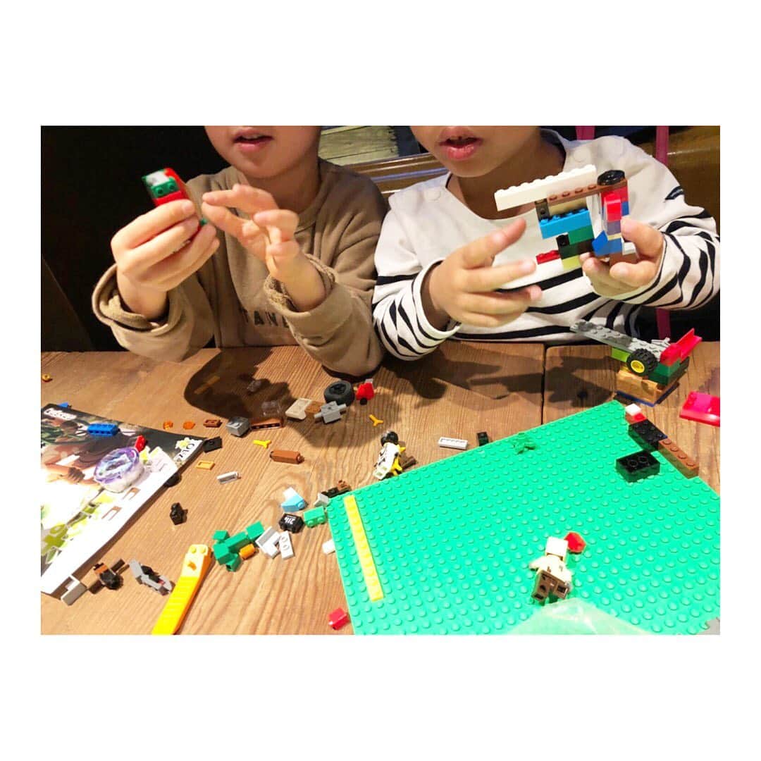 小脇美里さんのインスタグラム写真 - (小脇美里Instagram)「・ そのあとはせつこさん親子と合流してカフェへ♡ @setsuko_sagittaire ・ ・ 息子が大好きな、せつこさんの息子さん。ほんと優しくて、この日も息子のために息子が好きなレゴを持ってきてくれたり♡ ・ 優しいお兄ちゃんが息子は大好き！ ・ 雨で外で遊べなかったけど、 レゴで戦いごっこしてた。笑 ・ ・ ほんと息子たち、気があうらしく たのしそうで何より☻ ・ ・ ・ #babyboy #babygirl #newbaby #男の子ママ #女の子ママ #二人目育児 #育児 #4歳 #0歳 #新生児 #親バカ部 #babyboy #働くママ #ワーママ #子育て  #子どものいる暮らし #レゴ　#レゴ部　#レゴマニア　#レゴ好き男子」1月19日 15時46分 - misatokowaki