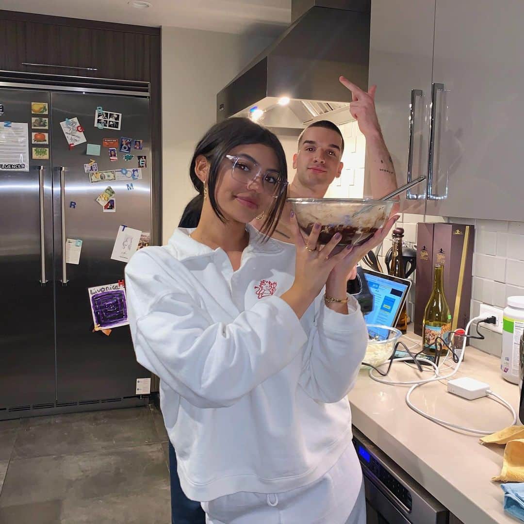 ケルシーのインスタグラム：「came home to drew baking a cake, naturally had to take photos and pretend it was mine. drew isn’t happy.」