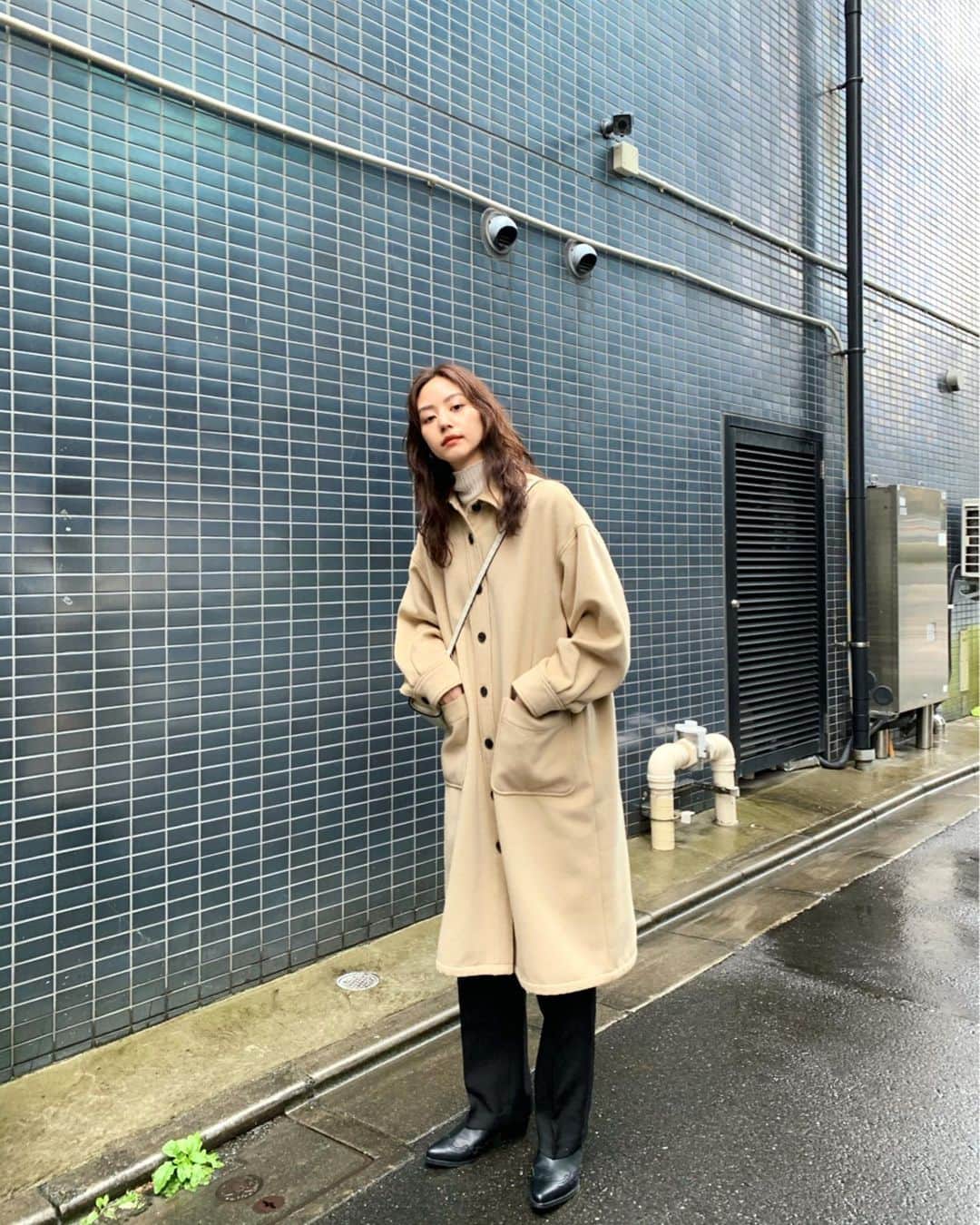 Shiho Sasakiのインスタグラム：「シャツデザインのミドル丈コート🧥 さくっと着れるので、春先使い回せそう✌️ ドロップショルダーでゆったりしているので 冬物のKNITもインナーに着れる⭕️ beigeのコートって意外と持ってなかったけど、シャツ型ならカジュアルな私服にも合うね✨ #MOUSSY#moussysnapfashion#pixelで撮影#team_pixel#baroque_pixel」
