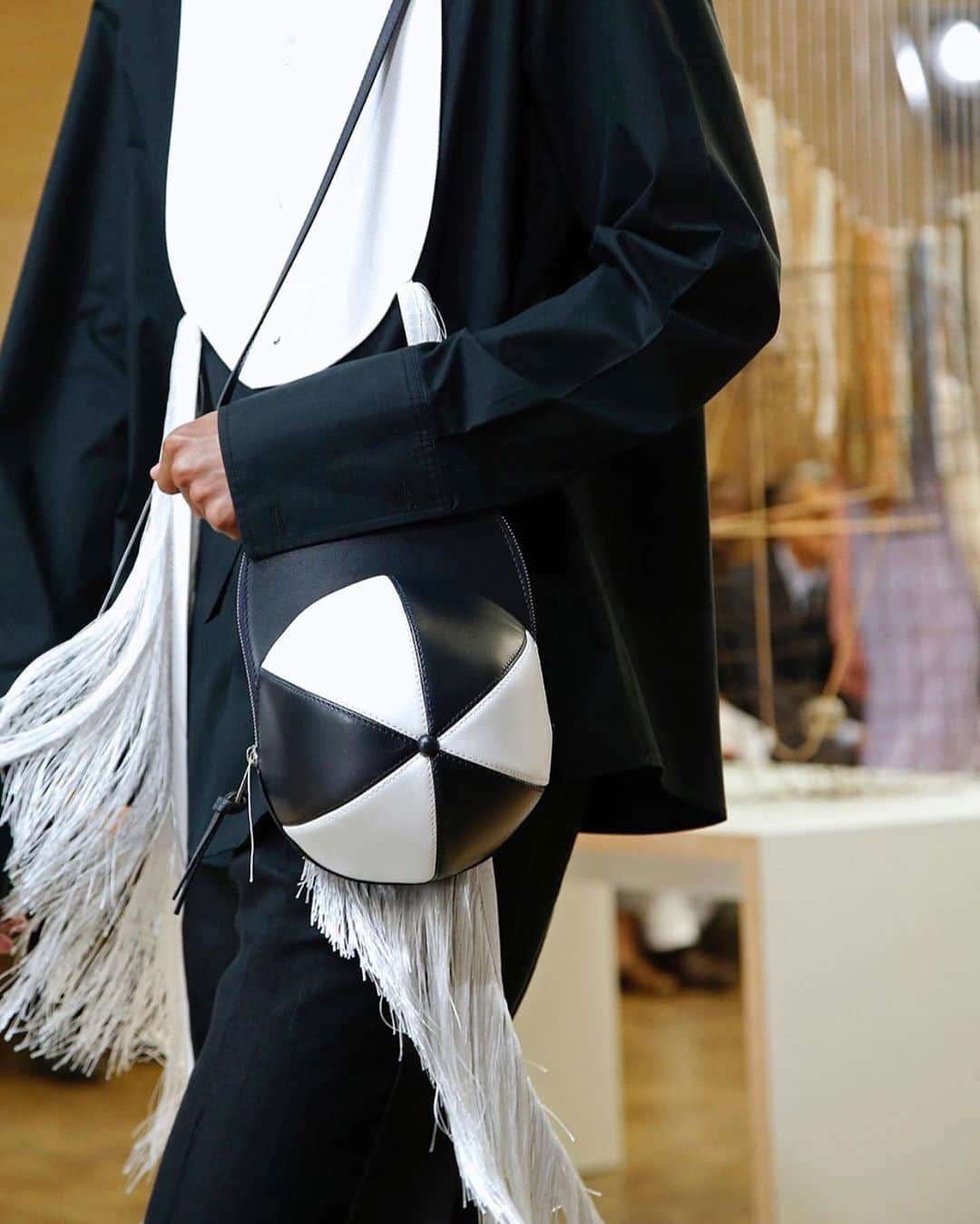 I.T IS INSPIRATIONさんのインスタグラム写真 - (I.T IS INSPIRATIONInstagram)「You can never go wrong with black & white ! - @jw_anderson  #ITHK #ITisInspiration #JWAnderson #CapBag #SS20」1月19日 15時44分 - ithk
