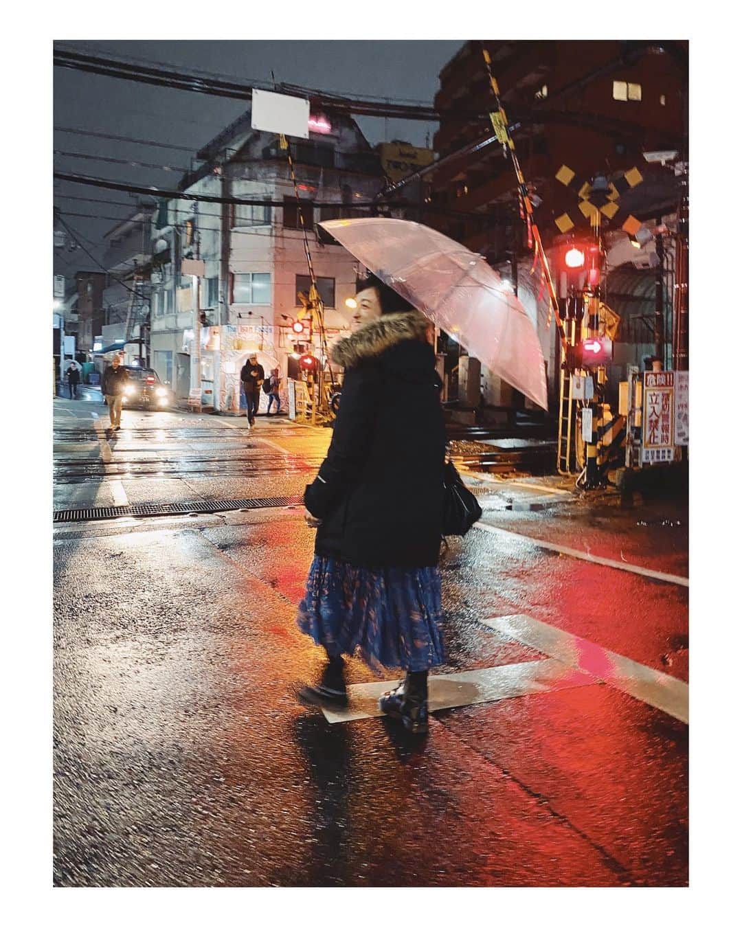 高山都さんのインスタグラム写真 - (高山都Instagram)「憂鬱と取ってしまえば、それまでだけど、寒い雨の日ならではの格好を楽しんでみたり、お店選びをしたり、工夫次第で毎日の幸せ度数は変わる。 ひぃーー寒いねぇーって言いながら、なぜか大笑いして、夜の神泉を歩いた夜。 都さん！傘の感じいいです！って言いながら写真撮ってくれた @abbeyrisakubo としっぽり新年会。 去年も、ここで1月6日に新年会したねー！そーいえばなんて言いながら、ずっと笑って飲んで食べたな。 りさちゃん、お誕生日のお祝いありがとう！ご馳走さまでした♡ いつも彼女は全力でワタシを笑わせてくれる。 120%気遣いのひと。 心もまぁるくなるあったかい和食は　@hiyori_shibuya 今年もたくさんお世話になります🍢 ナチュラルワインも日本酒も美味しくって、食事の塩梅がいつも丁度良くて、いつも気持ちのいい満足感がある。 ひとりでも行くし、女友達ともよく行く。 はぁー寒い夜だったけど、心ホカホカで楽しかった！！ 物事の捉え方も、視点変えれば、なんだって楽しくなる。 そんなふうに過ごしていきたいなー。」1月19日 15時59分 - miyare38