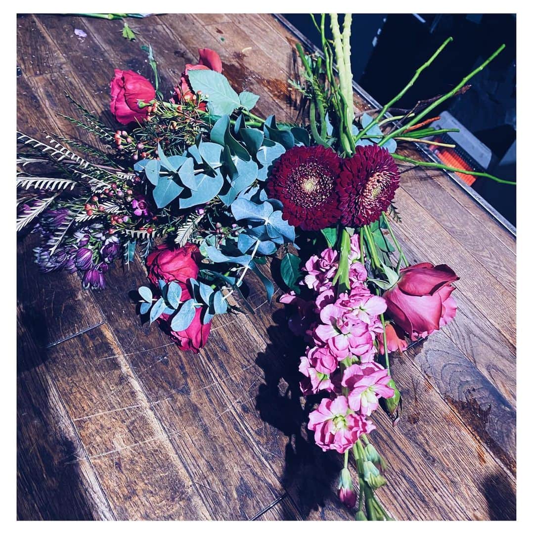 鈴木紗理奈さんのインスタグラム写真 - (鈴木紗理奈Instagram)「贈る人をイメージしながら 花をチョイスして花束に。  心躍る大好きな時間❤︎」1月19日 16時12分 - munehirovoice