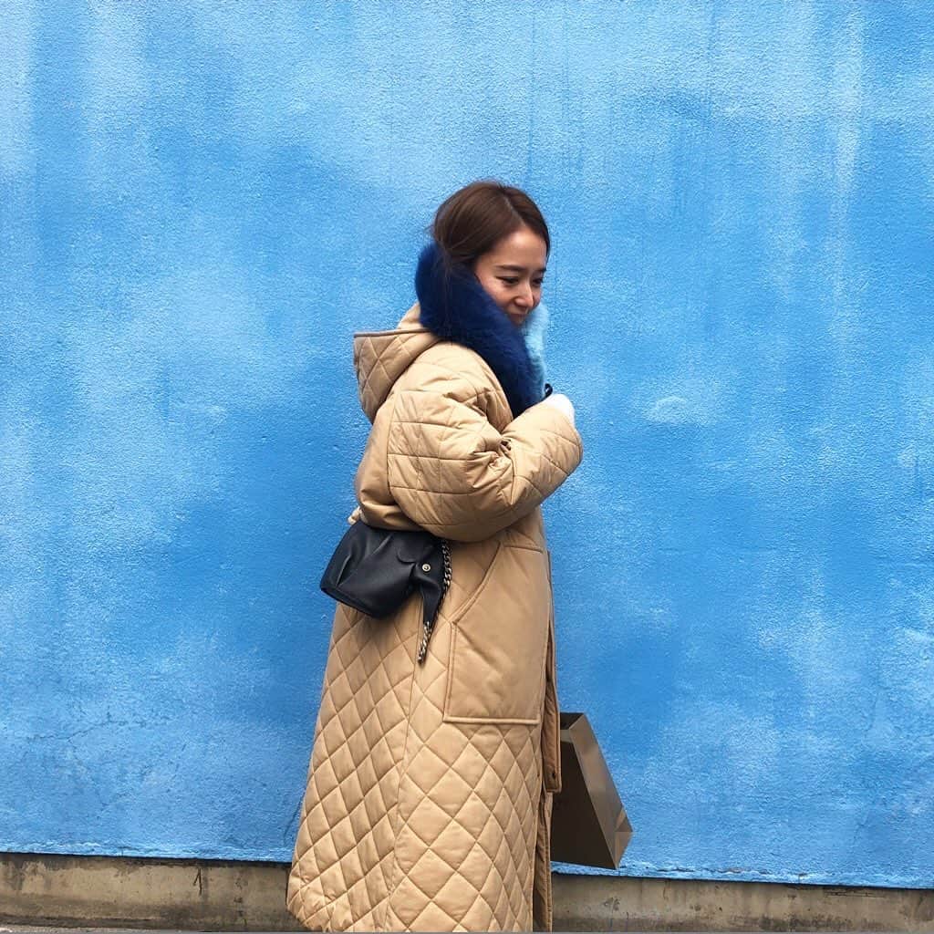 のインスタグラム：「・ さっむー☃️い日は、これを着るに限る 寒そうな壁の前で📸 ・ ・ #ootd #yori_japan」