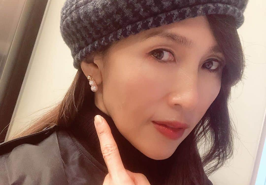 工藤静香さんのインスタグラム写真 - (工藤静香Instagram)「さんまさんの舞台は毎年時間を忘れさせてくれます。 ずっと笑っていました🤣🤣 さんまさんから　さんま ピアスをいただきました！ かわゆい💕💕💕 三丸でさんまって事だね。」1月19日 16時20分 - kudo_shizuka