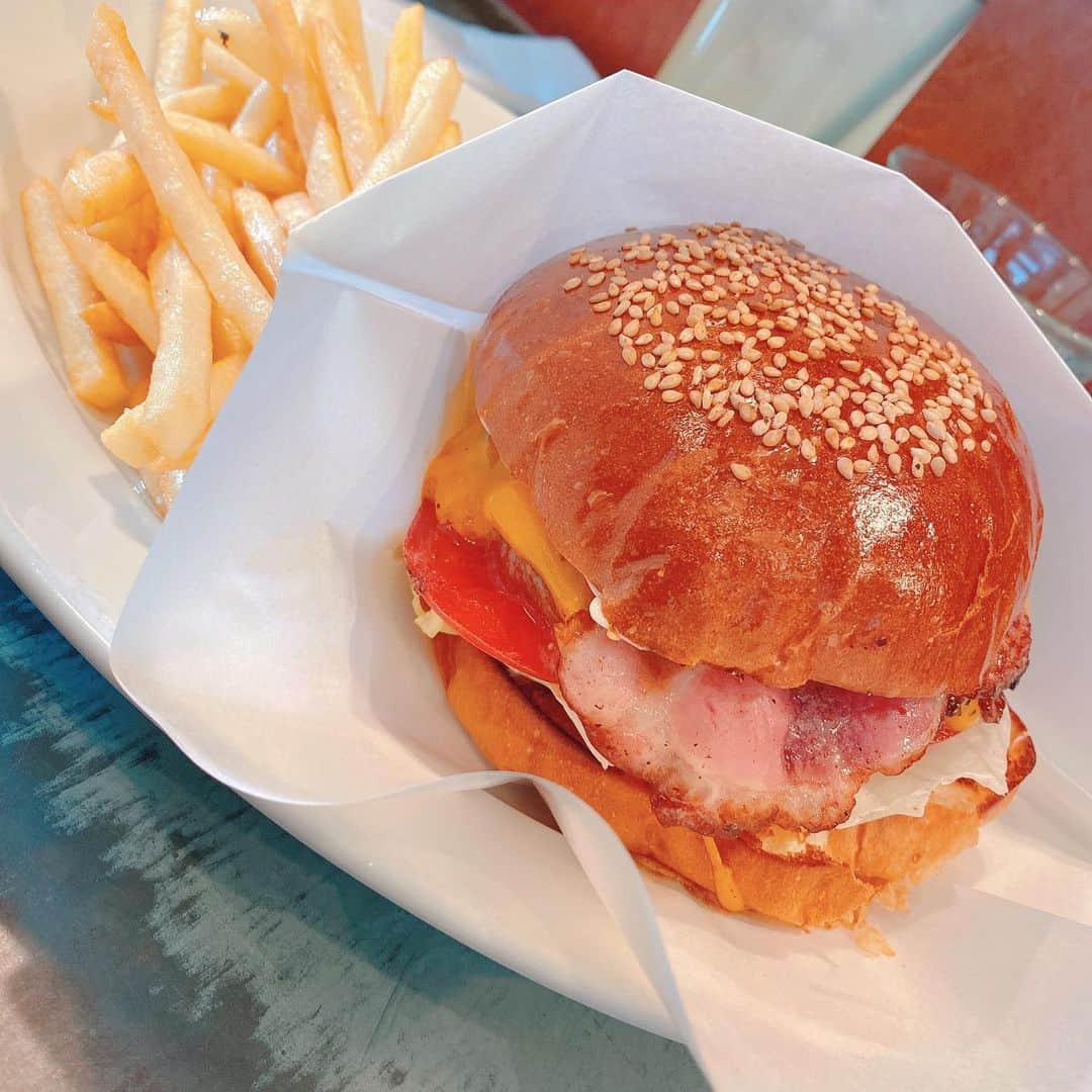 新原ミナミのインスタグラム：「ずっと行きたかったハンバーガー屋さんのバーガーでランチ🍔  美味しかったのでまた行く🏃‍♀️ #バーガー #ばーがーしょっぷ  #バーガー好き」