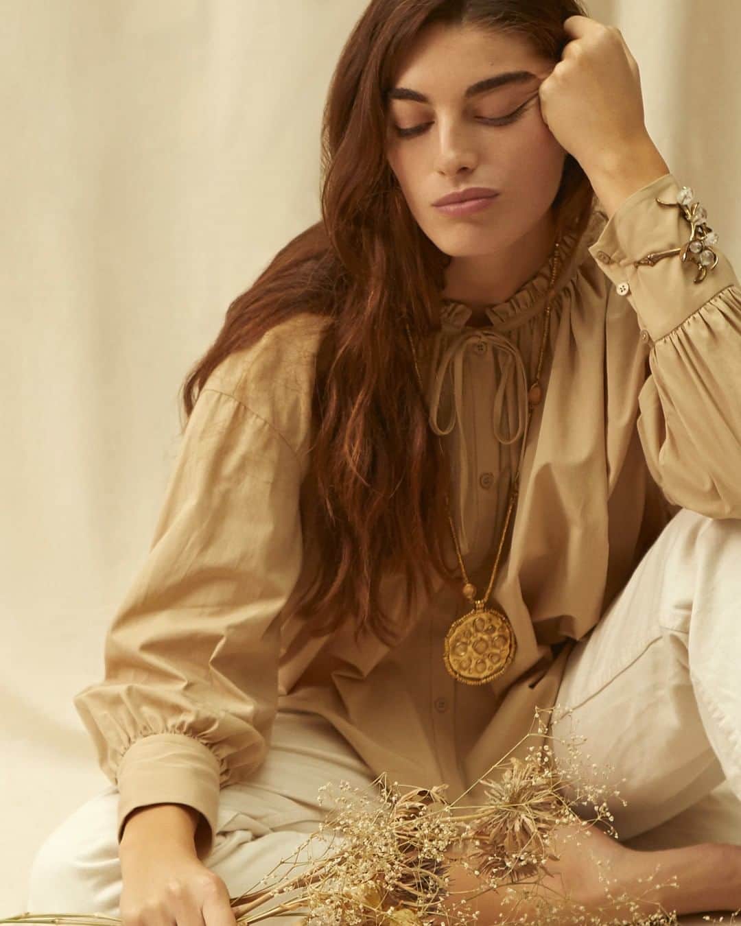 グーセンス パリのインスタグラム：「MISTLETOE bracelet and MINI CABOCHONS necklace. . . #Goossens #bracelet  #necklace #natural #gold #brass #rockcrystal @Claratlan」