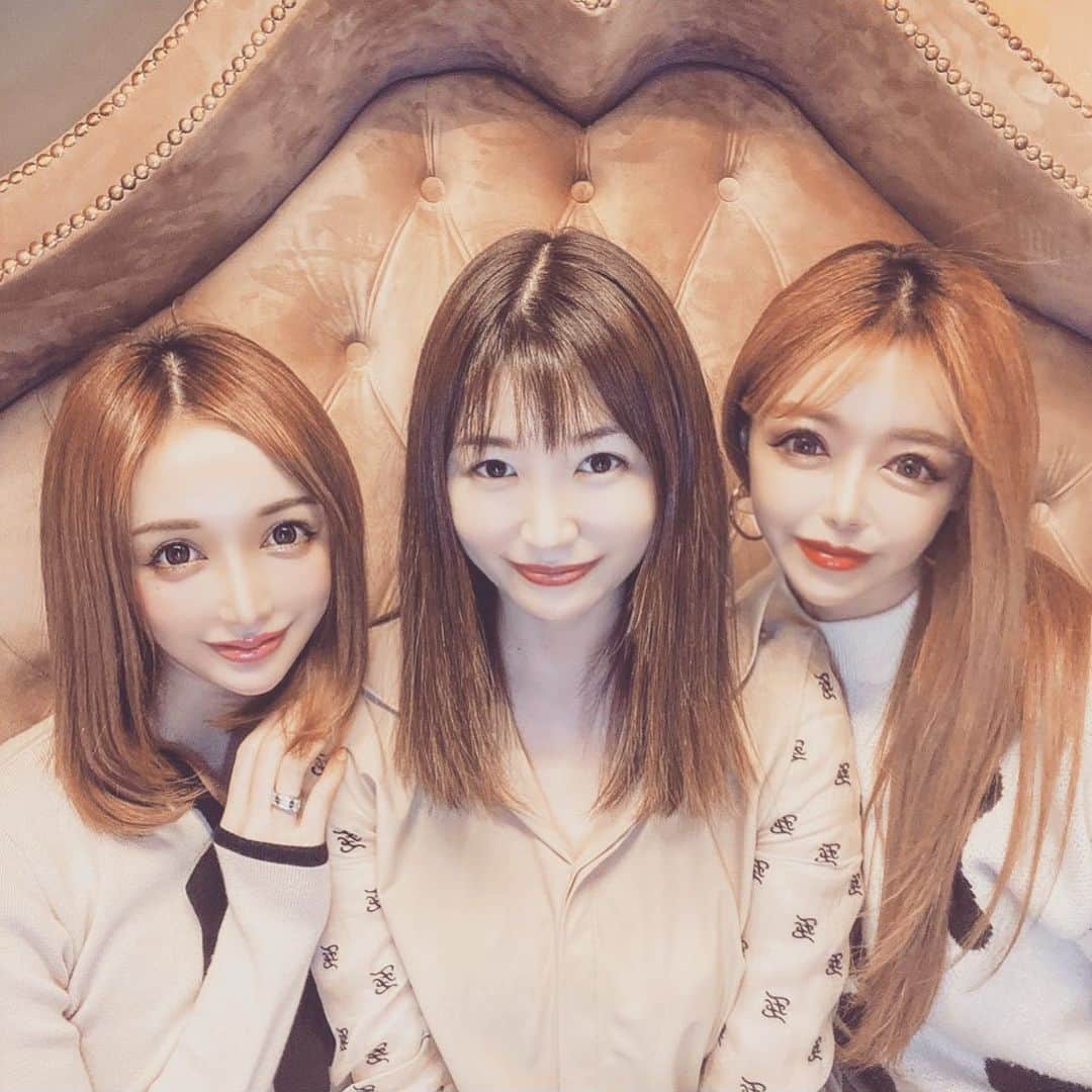 清水彩子のインスタグラム：「大好きな2人とご飯❤️ 考え方がプラスで平和主義な人達が好き❤️ 一番性に合ってる🕊❤️ 人の足を引っ張る人を見ると悲しくなる😢  そんな逆境でも諦めなければ必ず光は見える🌟  人に優しく努力家で前向きな人が1番強いなって思う😌  @saki_411  @angel_partyon」