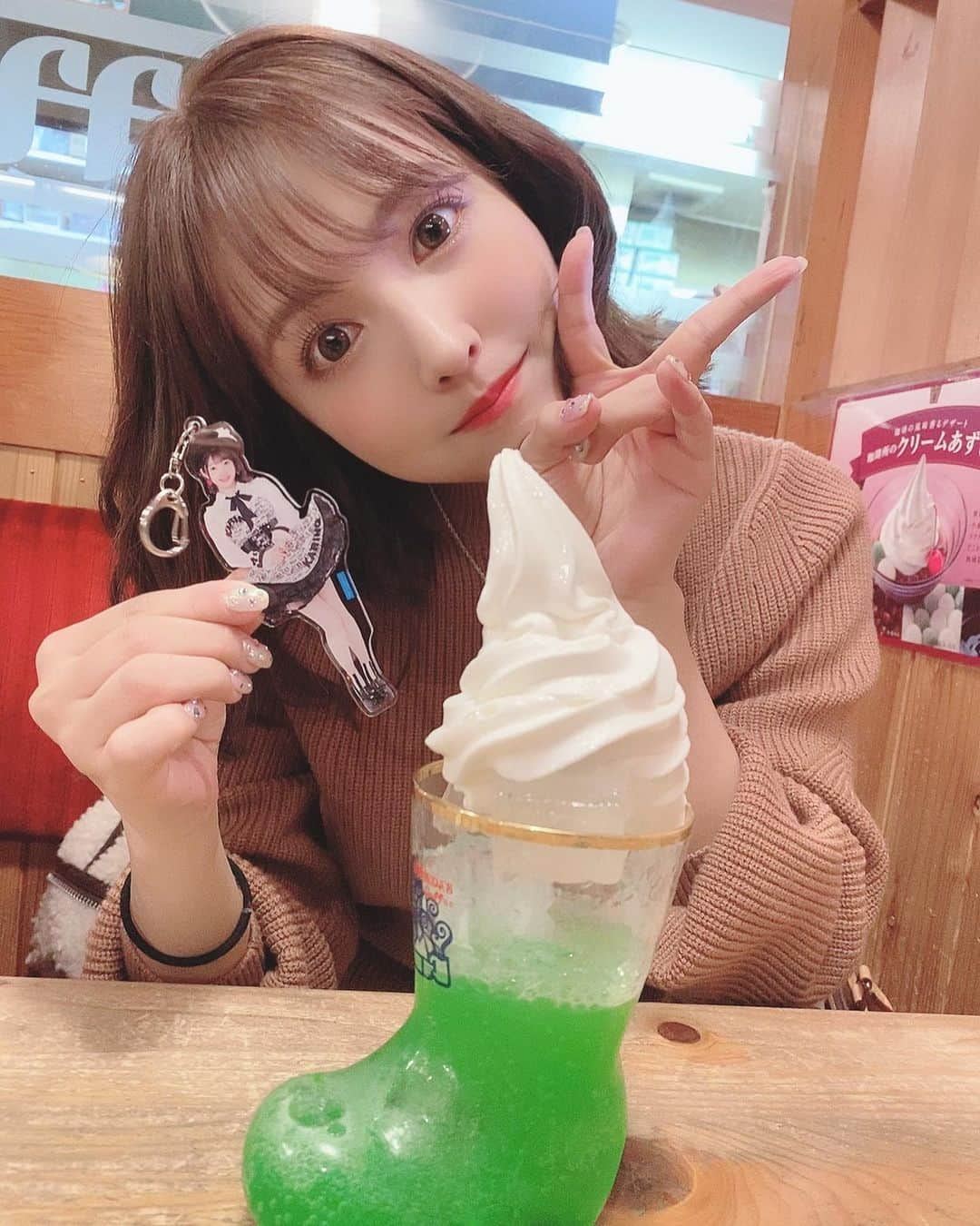 三上悠亜さんのインスタグラム写真 - (三上悠亜Instagram)「名古屋でコメダ行ってきた🍦 クリームソーダ🍈💚💚 ハロコン名古屋も最高でした。🍇」1月19日 16時30分 - yua_mikami