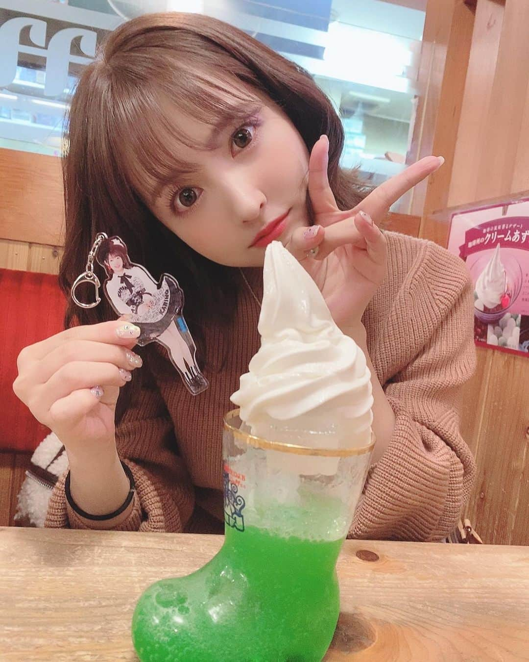 三上悠亜さんのインスタグラム写真 - (三上悠亜Instagram)「名古屋でコメダ行ってきた🍦 クリームソーダ🍈💚💚 ハロコン名古屋も最高でした。🍇」1月19日 16時30分 - yua_mikami