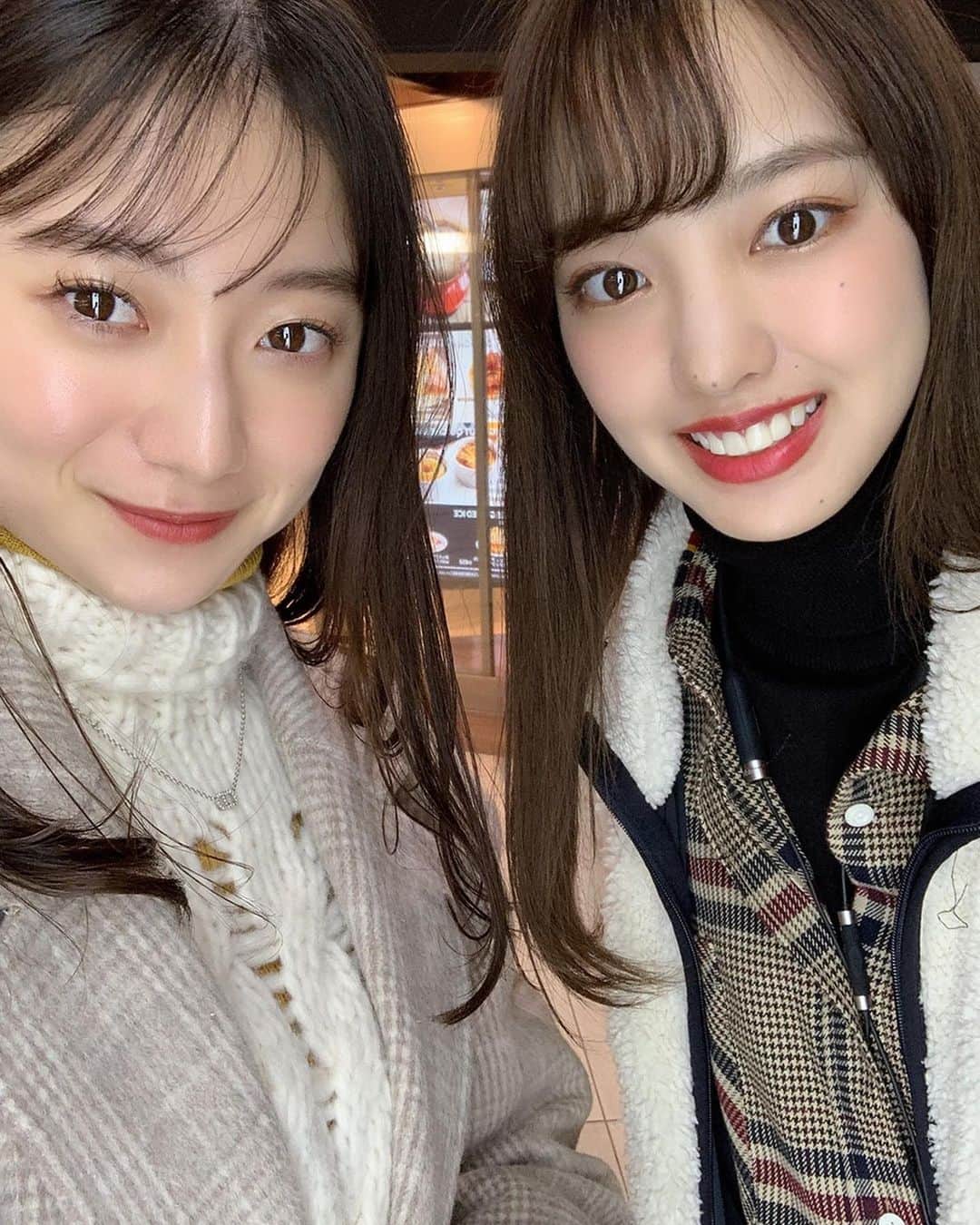 飯窪春菜のインスタグラム：「👩‍❤️‍👩☕️🎬 ・ ・ 齊藤英里ちゃんとデートしました☺️♥️ ・ ご飯食べてたくさんお喋りして、思いつきの流れで映画「ラストレター」も観ました✉️ ・ 「ラストレター」、心にとってもとっても響く映画でした。。 観終わった後の余韻が半端なかったです。ずっと浸っています。 この感覚をどう言い表せば良いのか分からないけど、胸をぎゅっと掴まれる感覚でした。 一途な恋心、大事に貫ける人って素敵だと思いました。かっこいい生き方だなあ。 ・ 英里ちゃんは、こんなに大人っぽいのに19歳なんですよ😮落ち着きがあっておしゃれで可愛くて、、癒されました🤦🏻‍♀️💗 またすぐ遊ぼうね🥰 ・ その場の思いつきで行動することを、最近は「場面で」って言い方するけど伝わるんですかね…？🤔 ・ ・ ・ #デート  #齊藤英理 ちゃん #ラストレター  #はるなの毎日  #飯窪ってる」